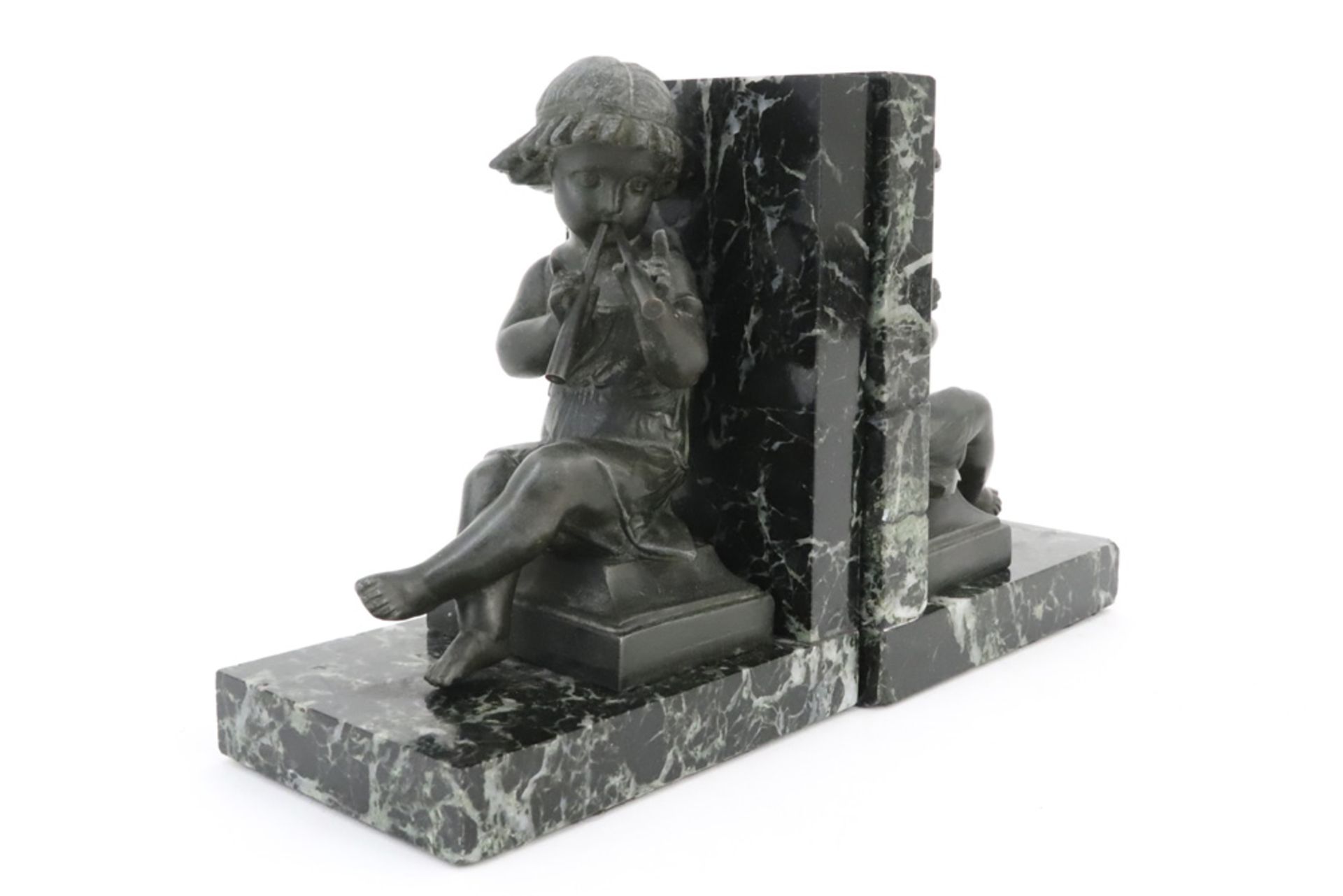 pair of French Art Deco book-ends in green marble, each with a sculpture with foundry mark || Paar - Bild 3 aus 6