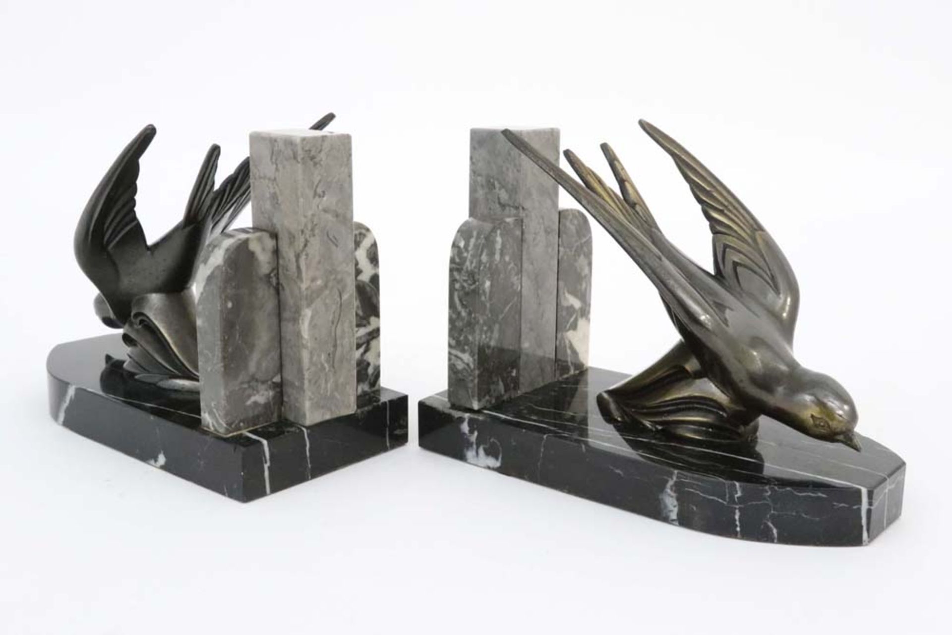 pair of Art Deco book-ends in marble, each with a stylised "swallow" sculpture || Paar Art Deco - Bild 4 aus 4