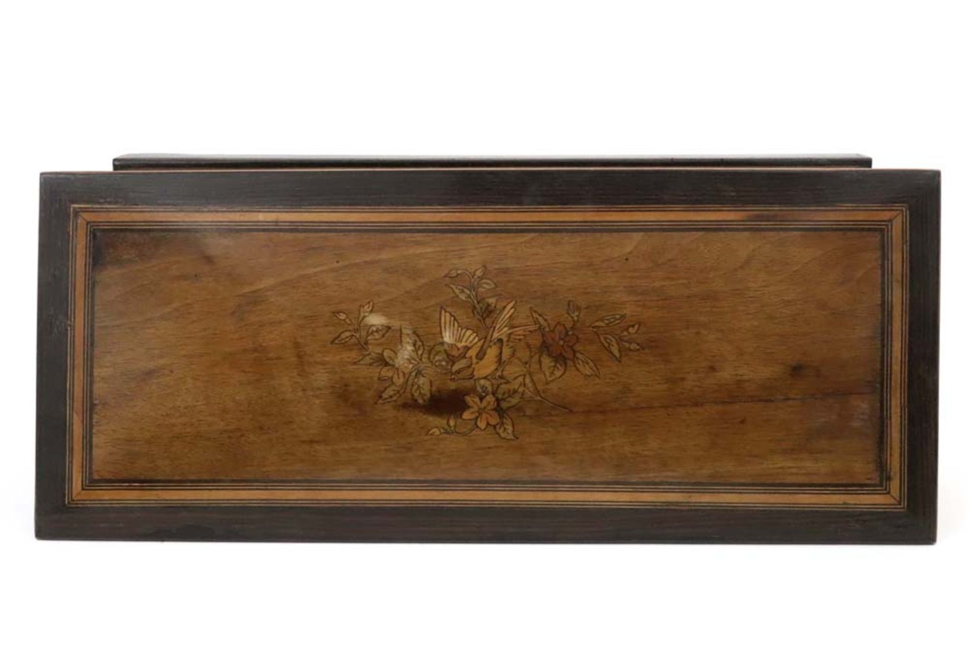 antique box in walnut with lid with marquetry decor || Antieke kist in notelaar met het deksel - Bild 3 aus 3