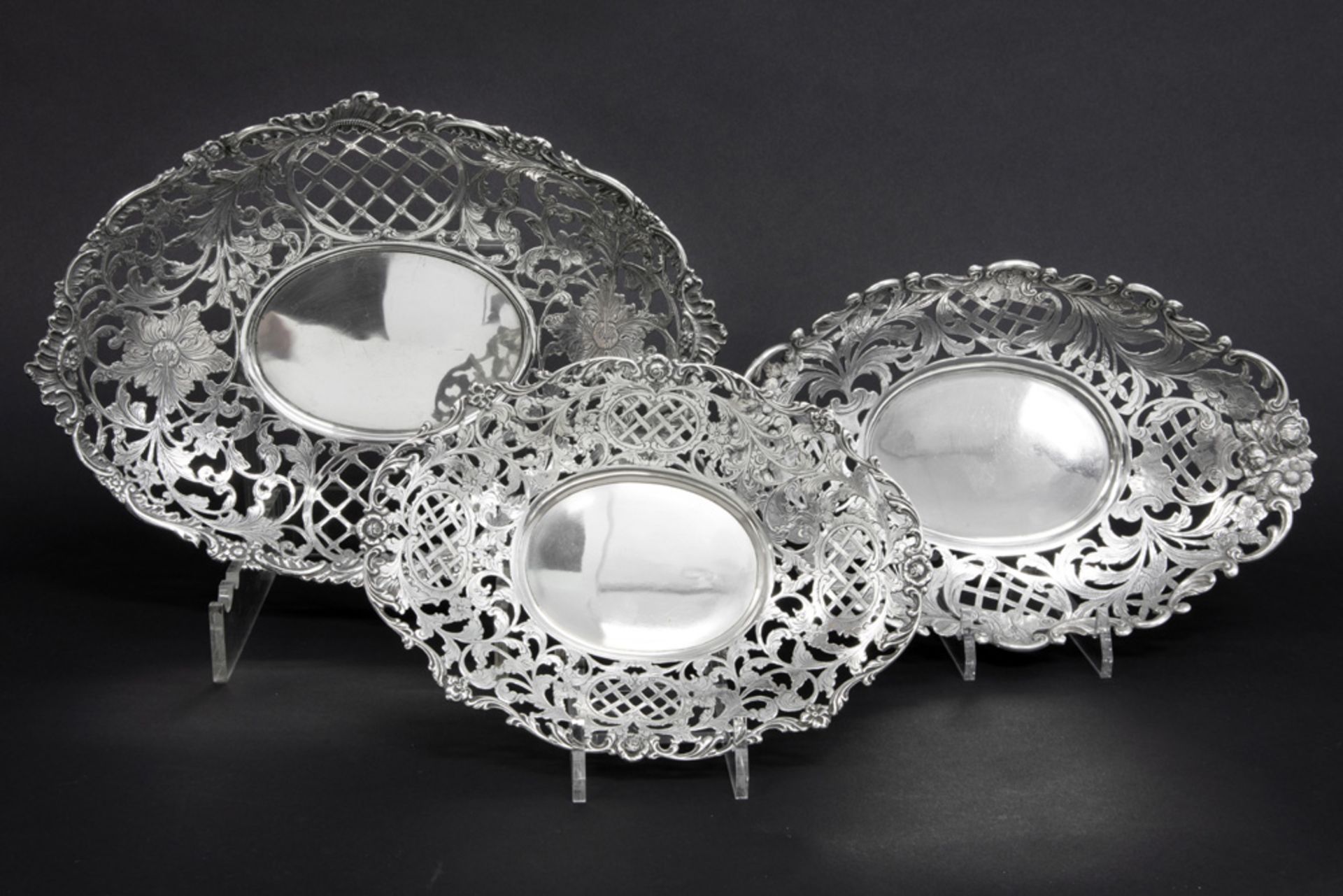 three oval Dutch baskets in marked silver || Lot van drie ovale Nederlandse korfjes in "2° - Image 2 of 4