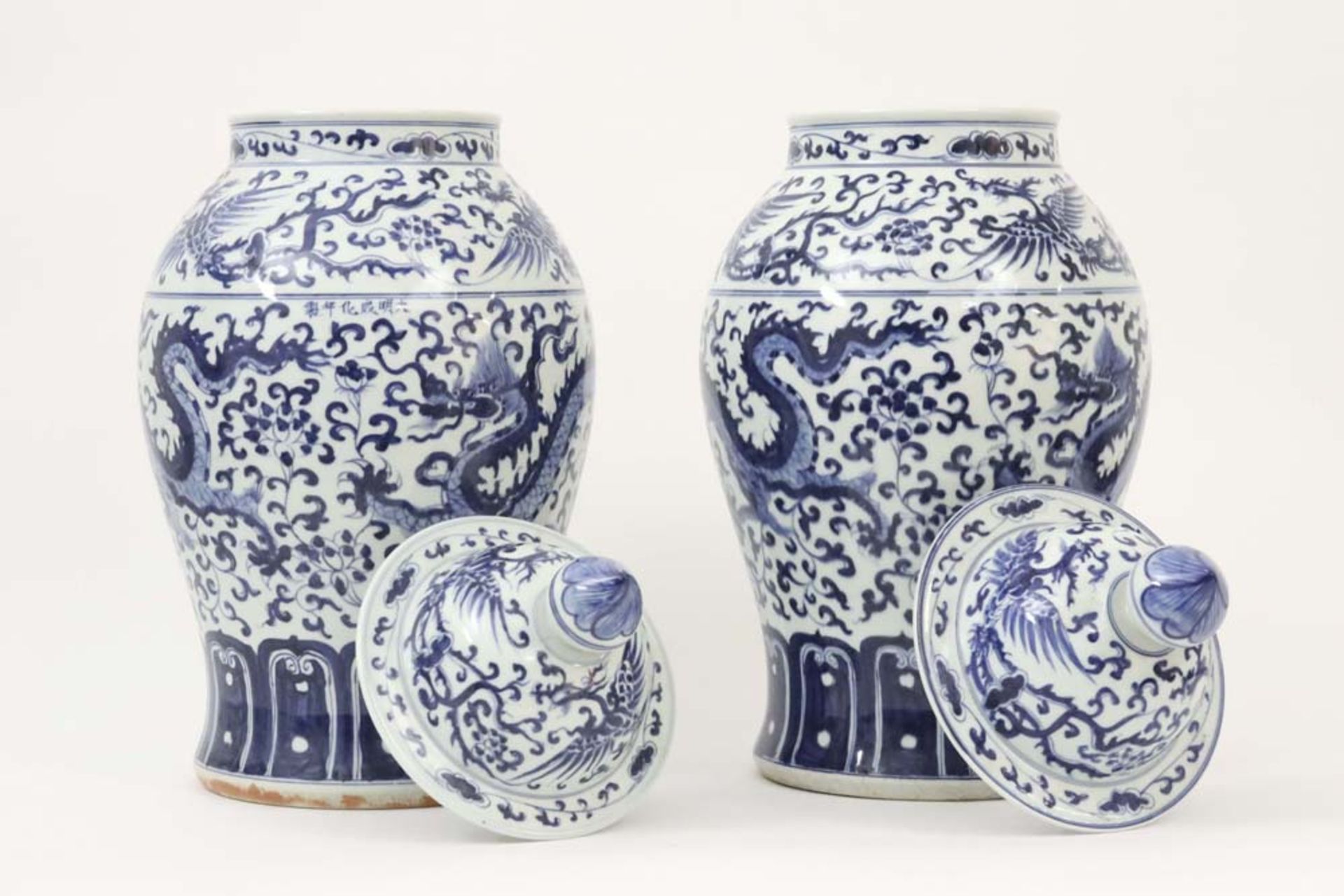 pair of Chinese lidded vases in porcelain with a blue-white decor || Paar 20ste eeuwse Chinese - Bild 3 aus 5