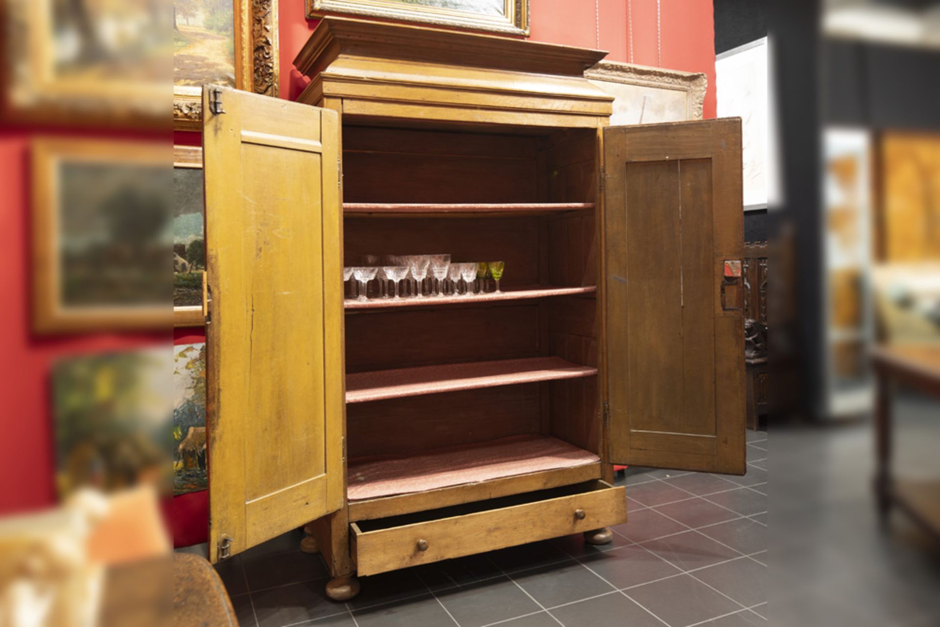 18th Cent. Flemish oak armoire || Achttiende eeuws Vlaams meubel in blonde eik met twee deuren - Bild 2 aus 2