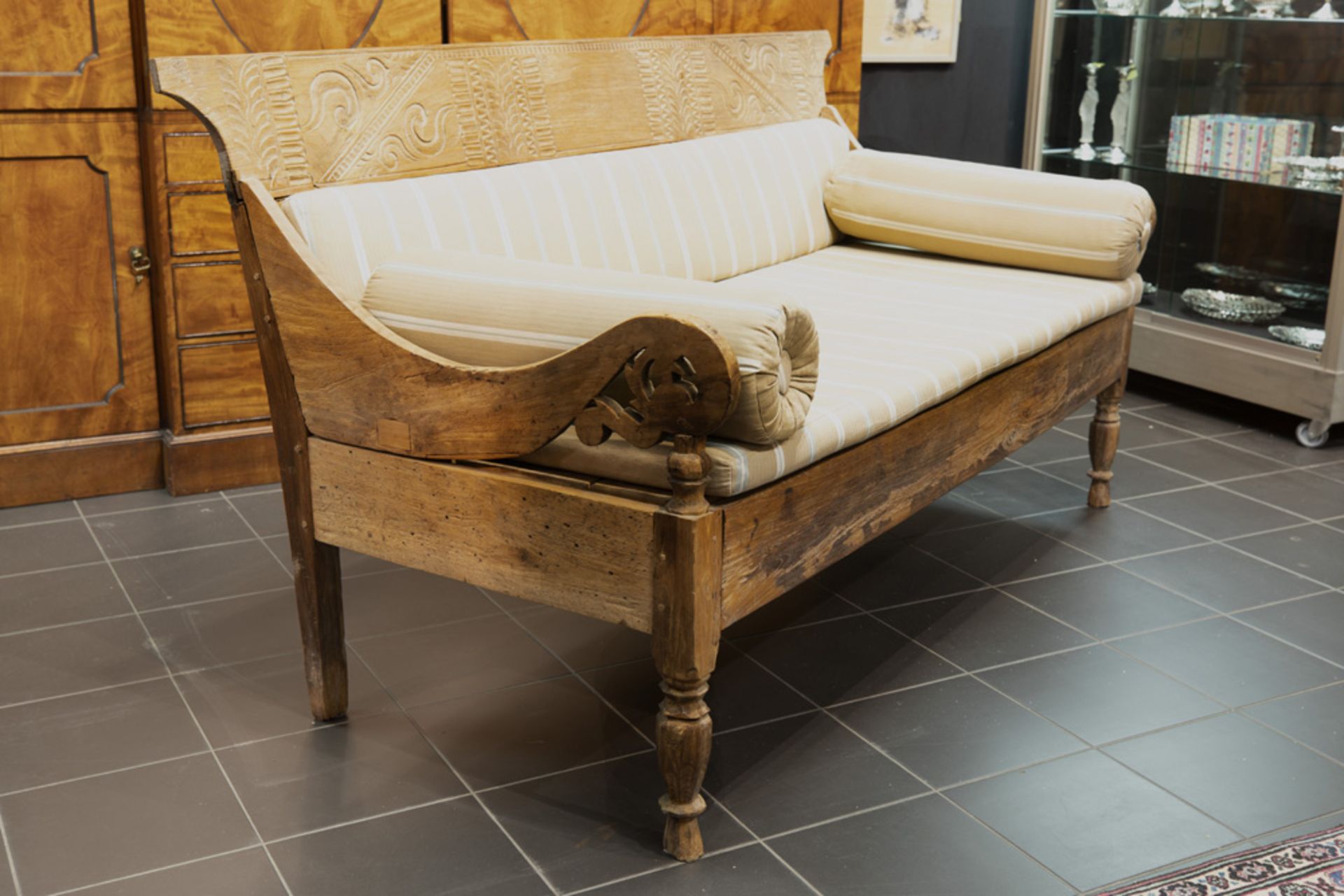 antique Indonesian teak bench || Antieke Indonesische bank in teak met gesculpteerde ron op rug en - Bild 2 aus 3