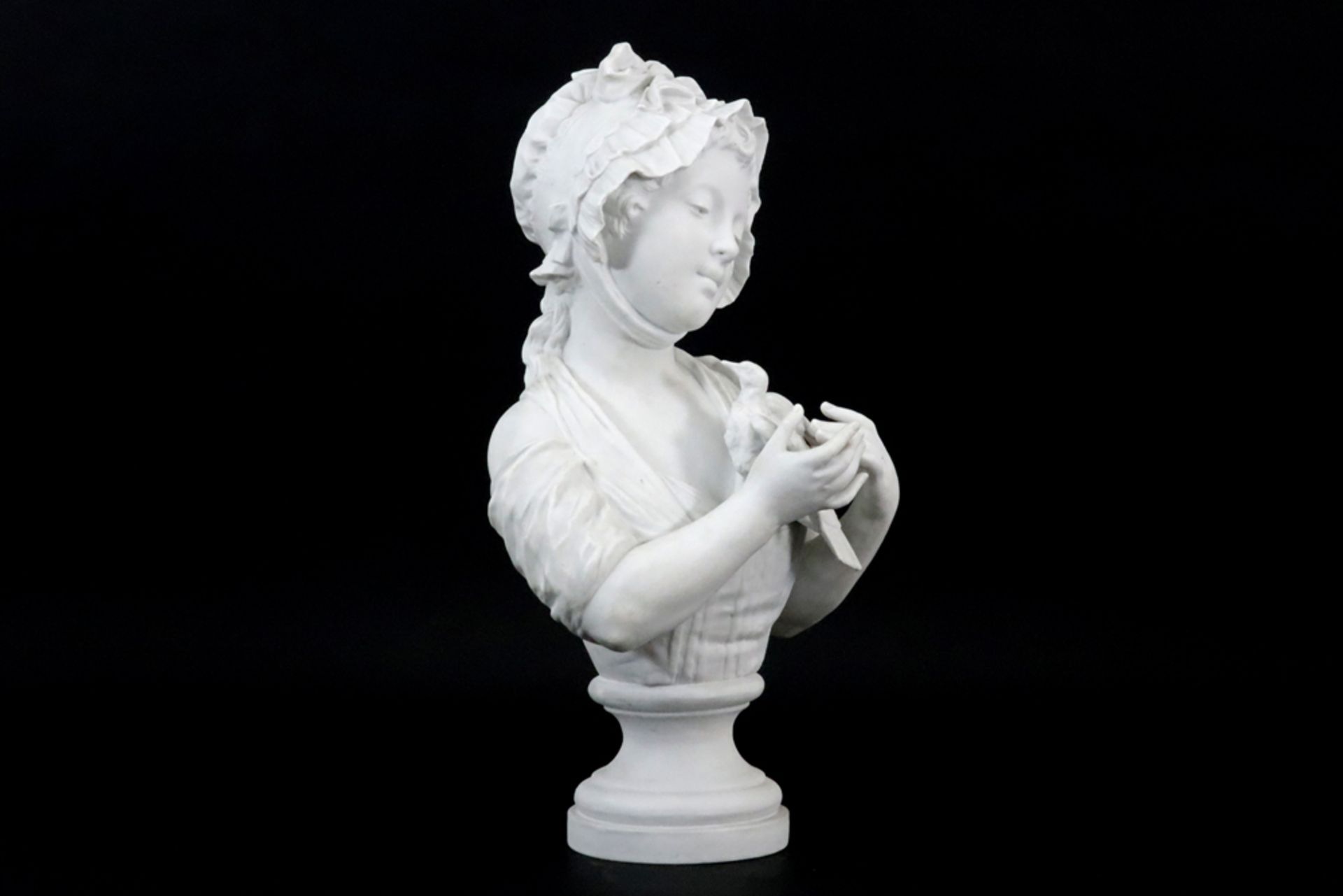 antique G. Levis signed neoclassical 'Girl's bust' sculpture in biscuit porcelain || LEVIS G. - Image 2 of 5