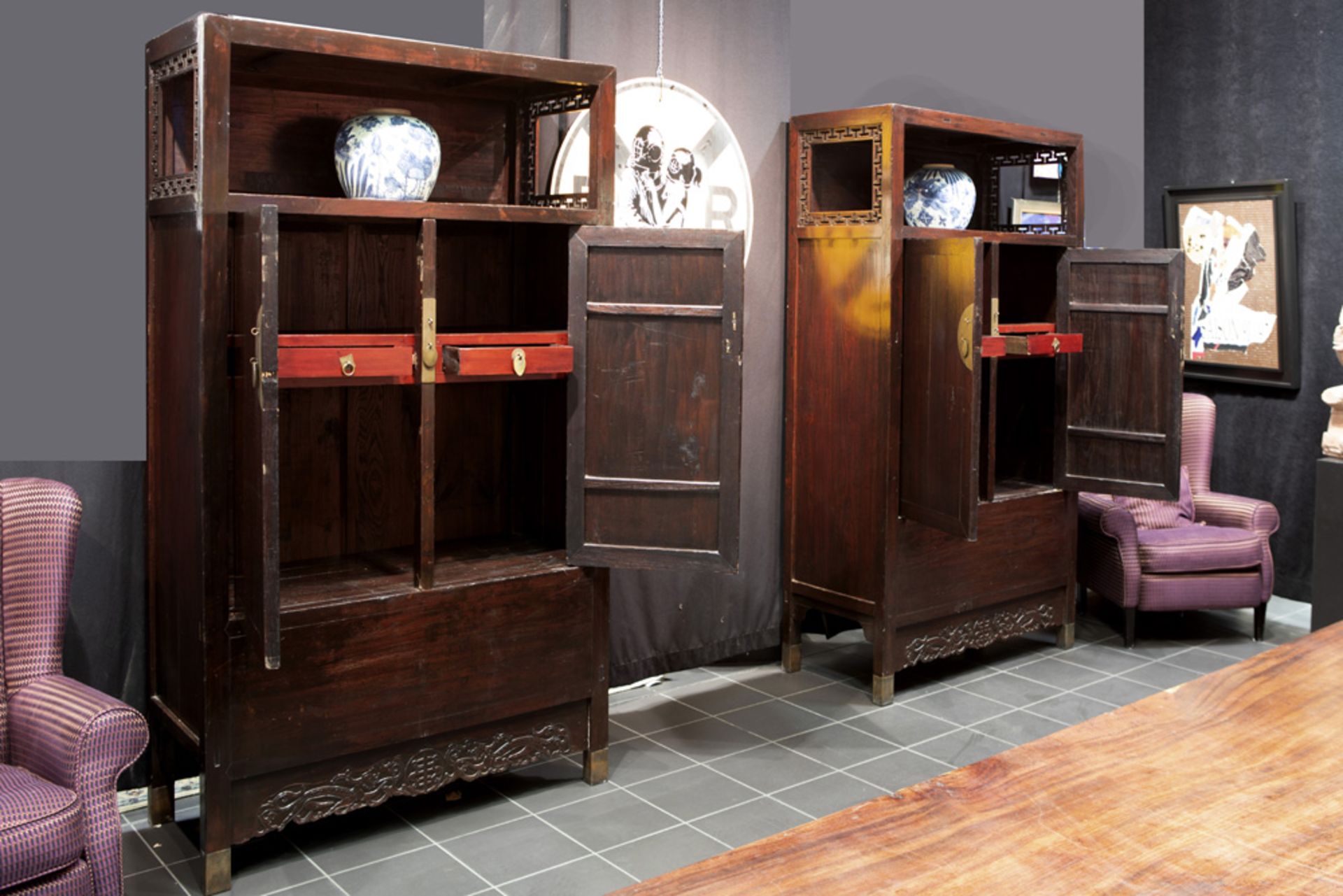 pair of antique Chinese Qing period cabinets with two doors and an open compartment || CHINA - - Bild 2 aus 3