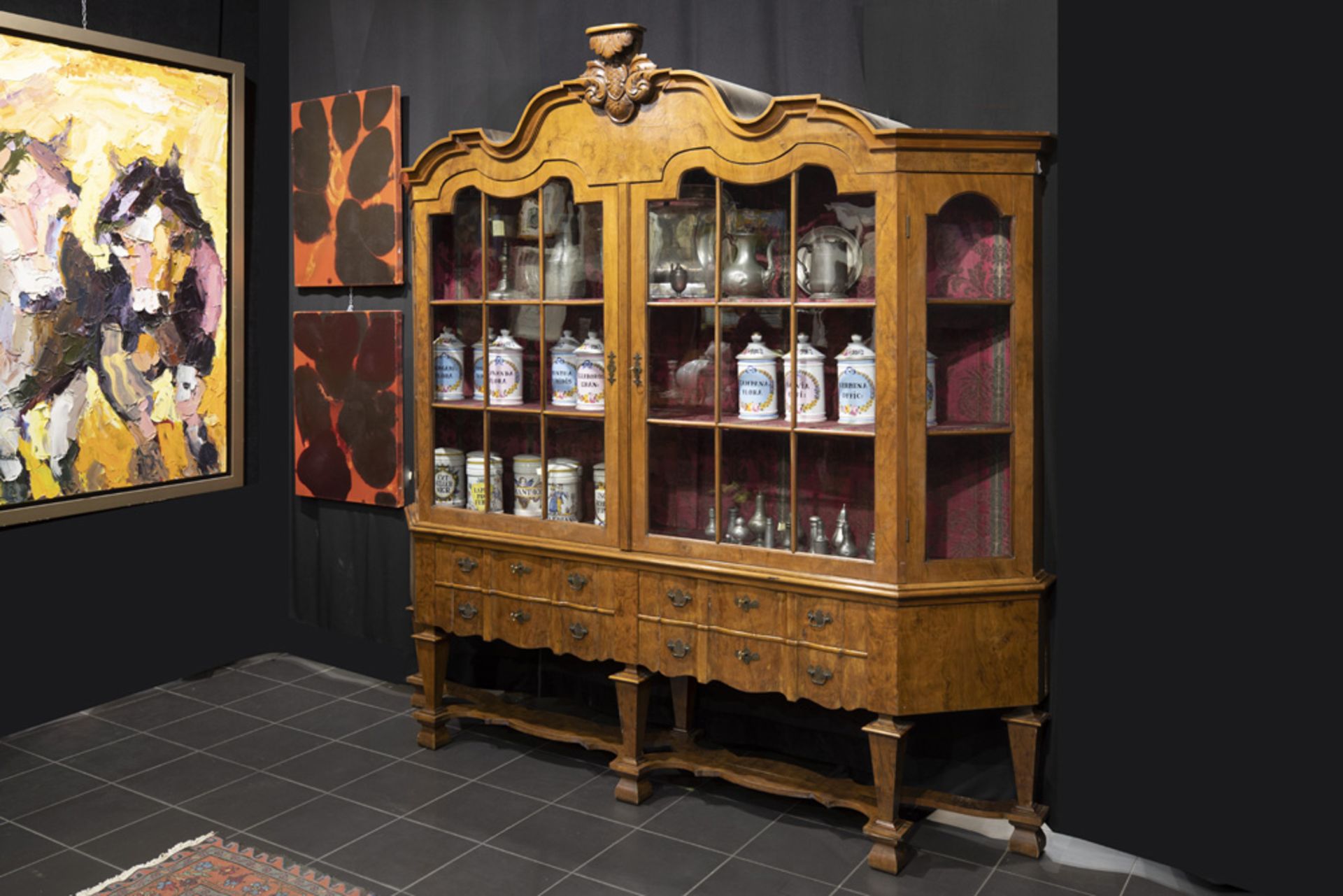 antique Dutch displaycabinet in burr of walnut wood || Antiek Nederlandse kruispootkabinet in