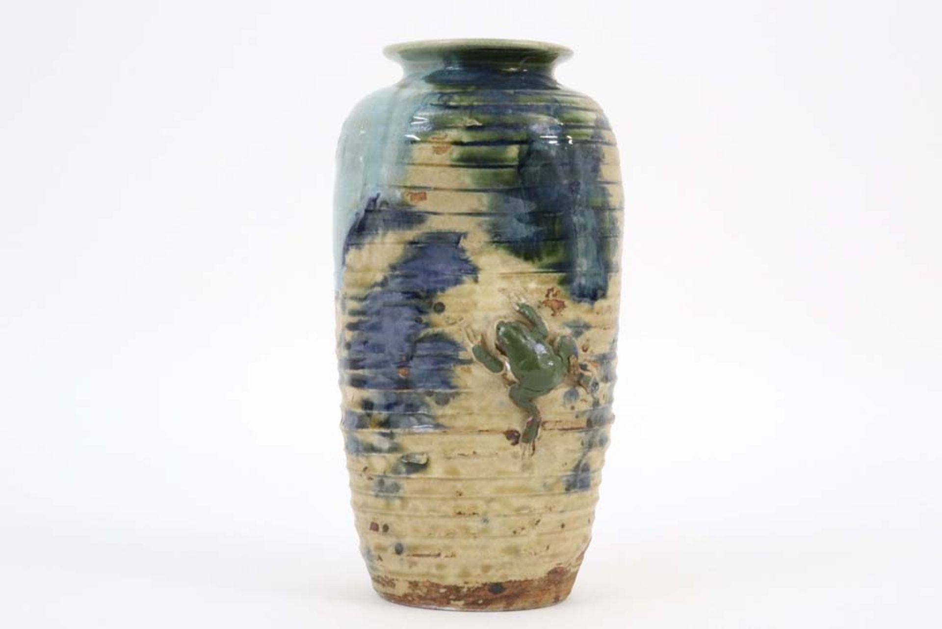 small 20th Cent. marked Japanese Sumida Gawa vase in ceramic with a frog || 20ste eeuws gemerkt