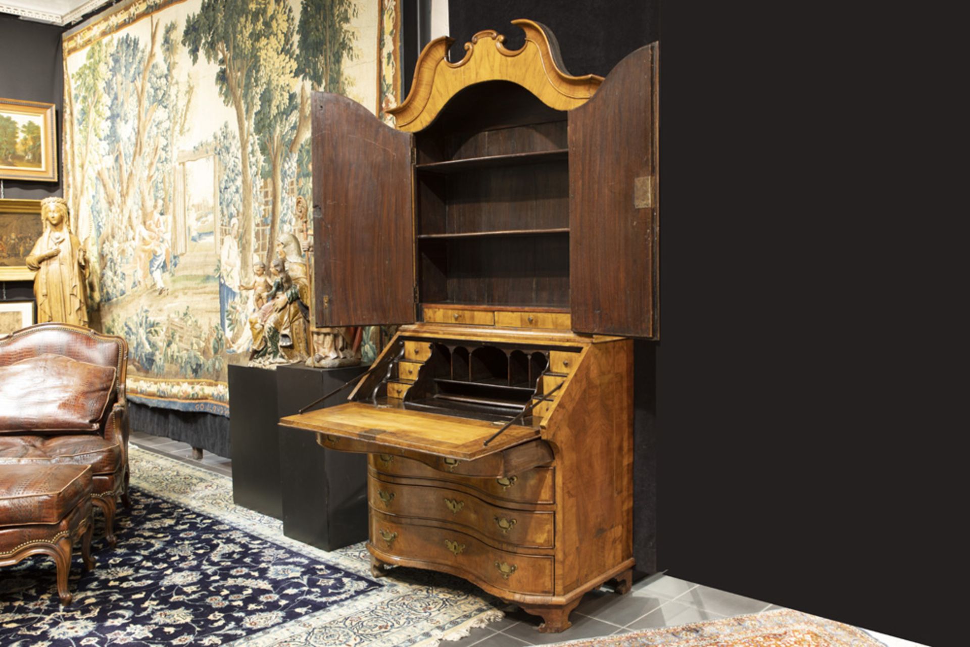 18th Cent. bureau-bookcase from the regio of the Meuse in burr of walnut || Achttiende eeuwse - Image 2 of 3