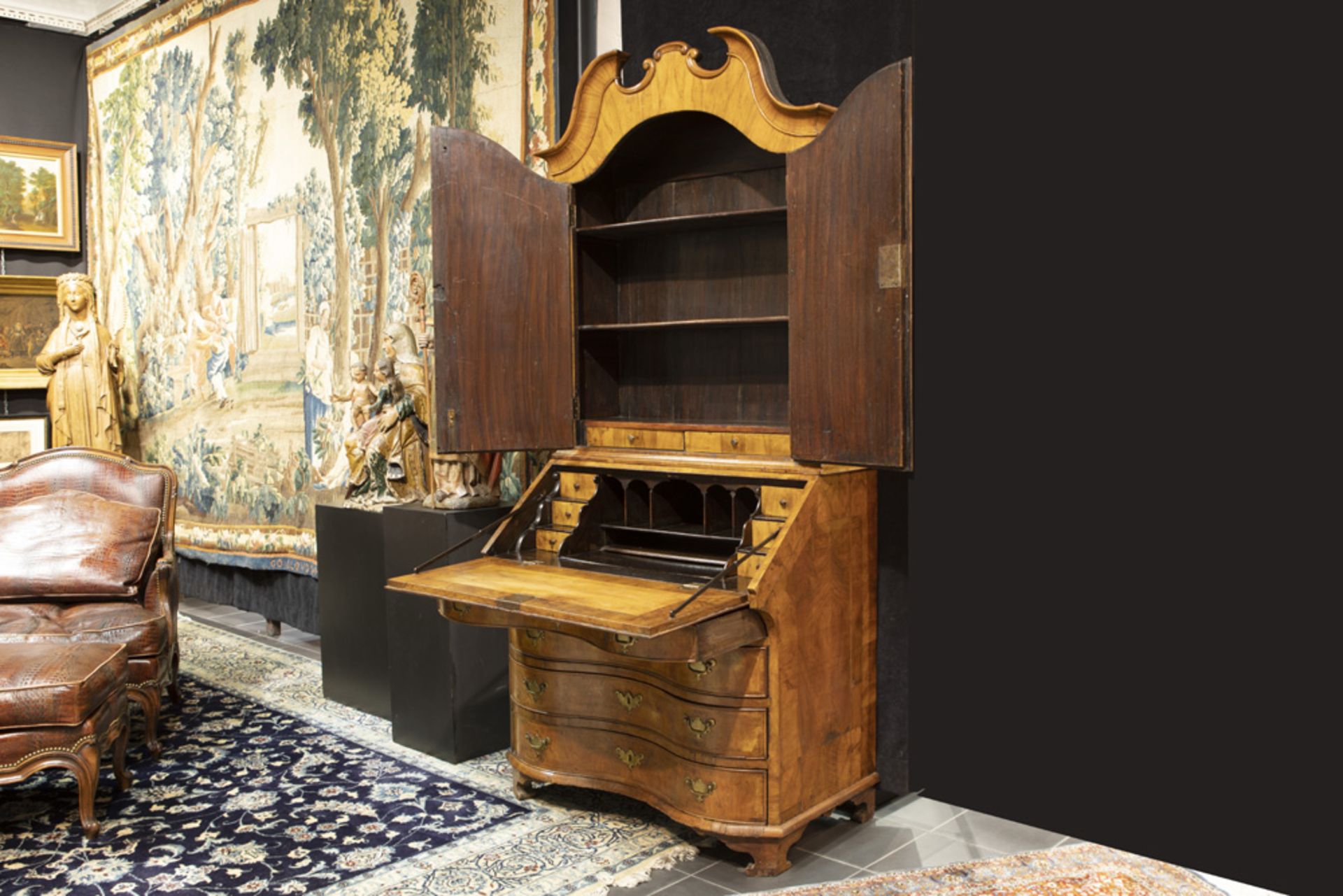 18th Cent. bureau-bookcase from the regio of the Meuse in burr of walnut || Achttiende eeuwse - Bild 2 aus 3