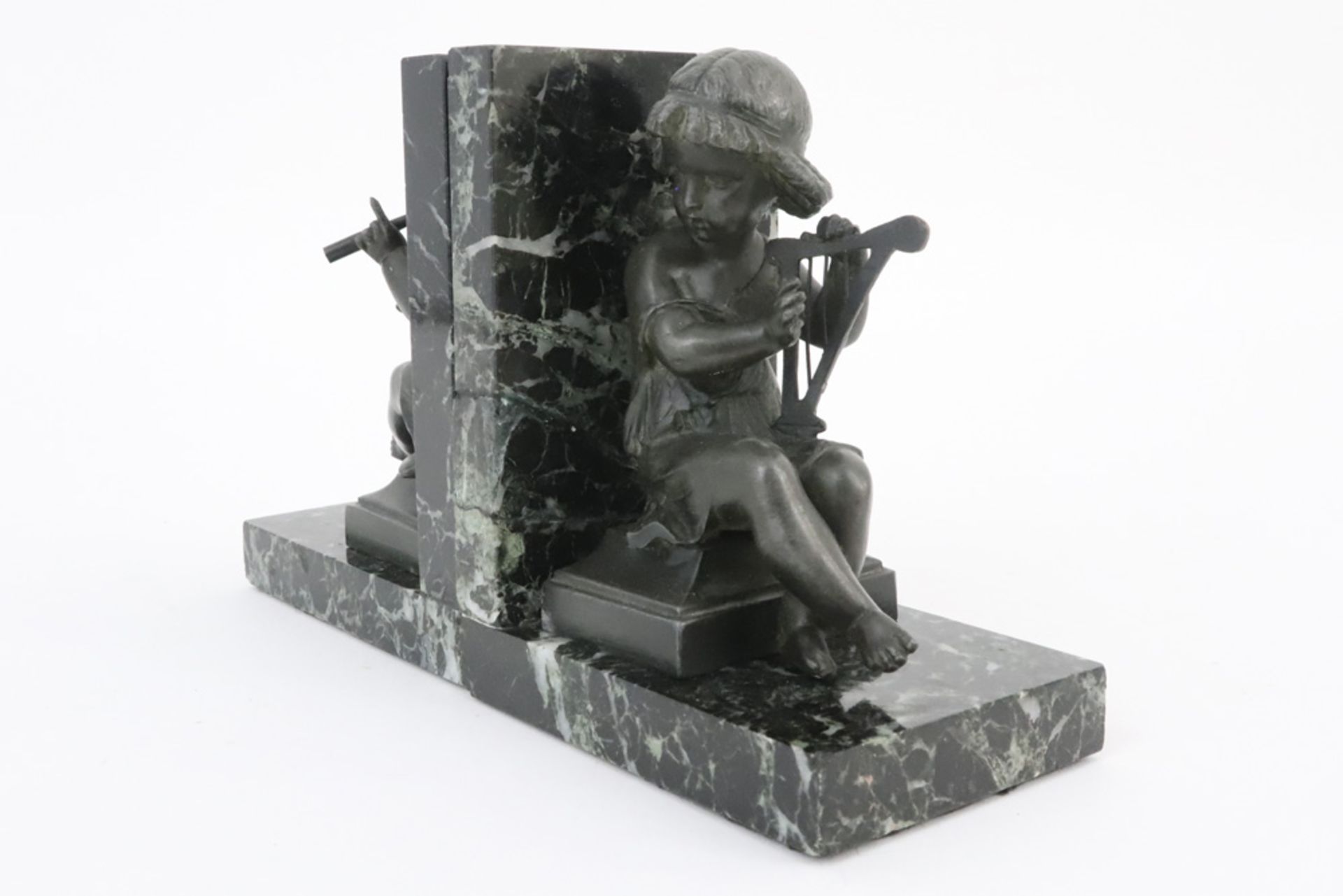 pair of French Art Deco book-ends in green marble, each with a sculpture with foundry mark || Paar - Bild 4 aus 6