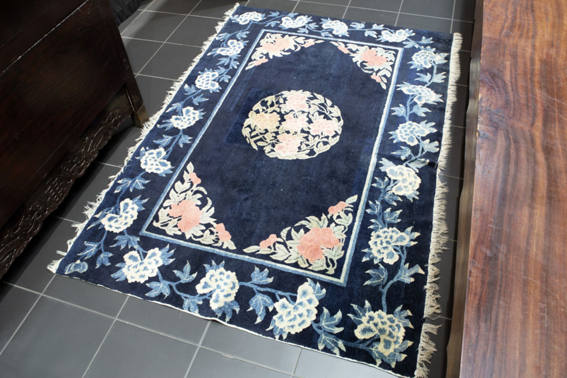 antique Chinese rug with a quite typical desgin with flowers || Antiek Chinees tapijt met een