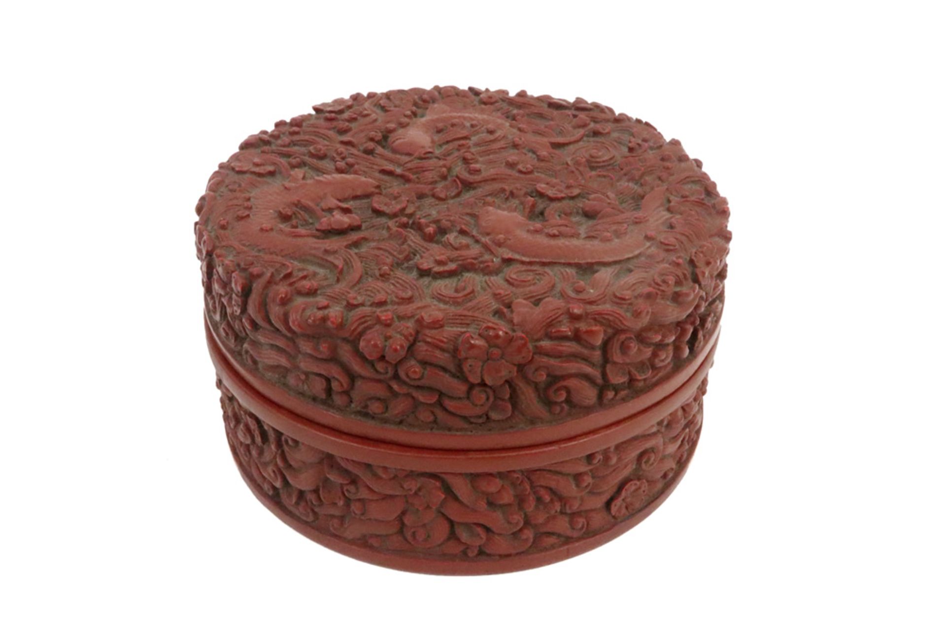 underneath marked Chinese Republic period round red lacquerware box || Onderaan gemerkt Chinese (