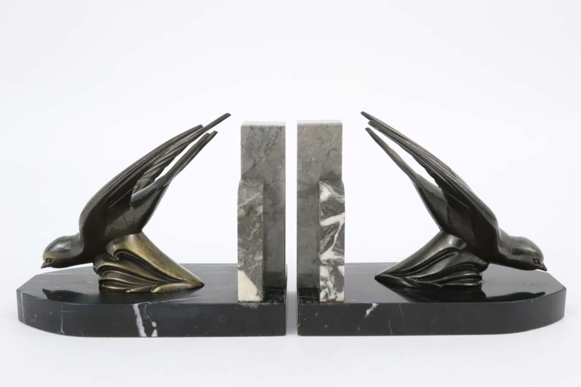 pair of Art Deco book-ends in marble, each with a stylised "swallow" sculpture || Paar Art Deco - Bild 2 aus 4