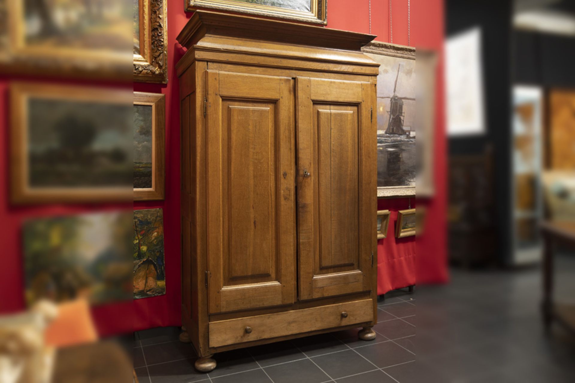 18th Cent. Flemish oak armoire || Achttiende eeuws Vlaams meubel in blonde eik met twee deuren