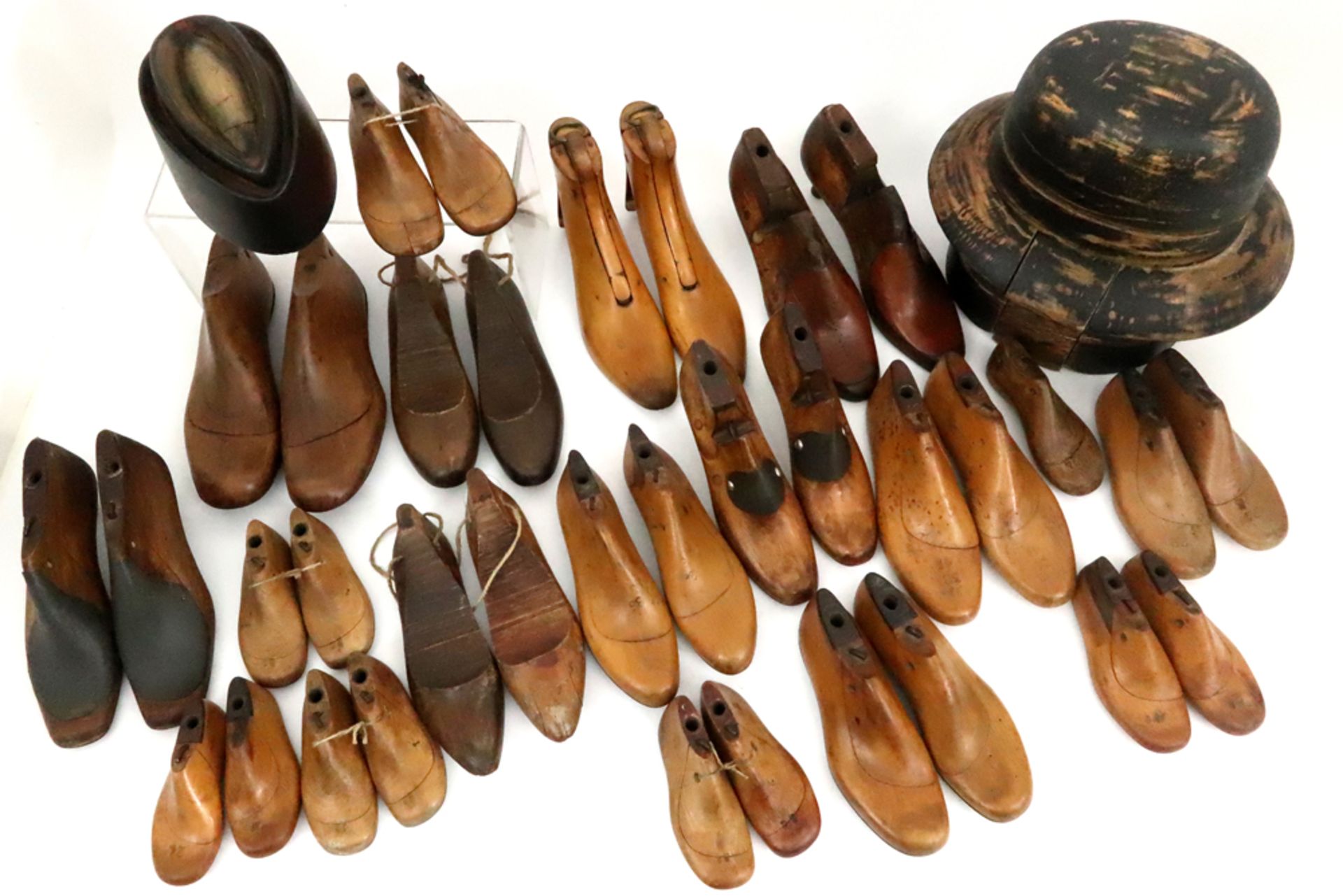 collection of wooden items (shoes, hat molds, ...) || Collectie houten voorwerpen waaronder - Image 4 of 4