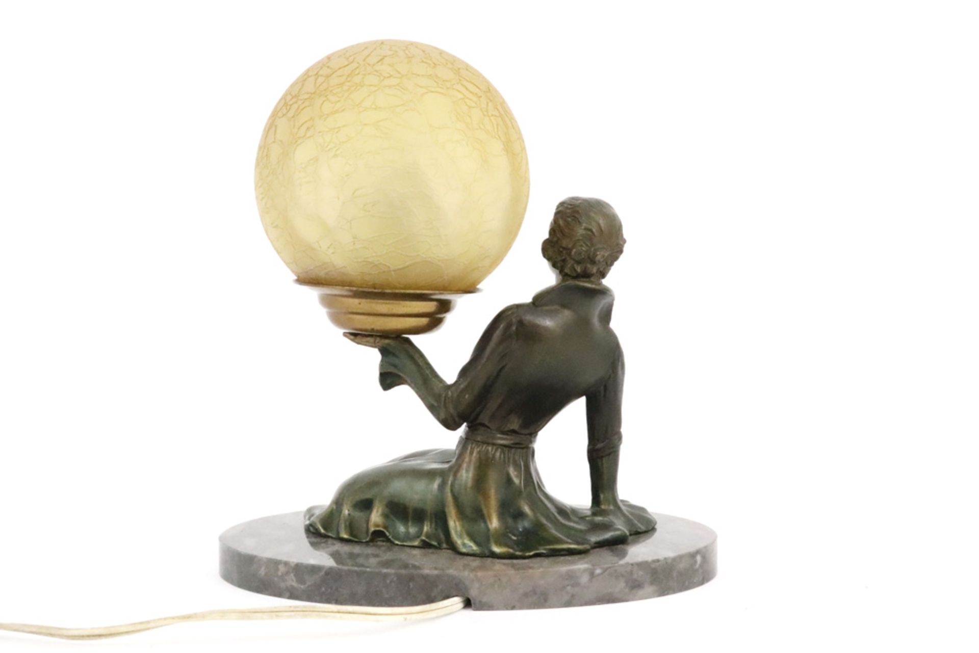 Art Deco lamp with a metal female figure on a marble base || Art Deco-lampje met vrouwenfiguur op - Image 3 of 3