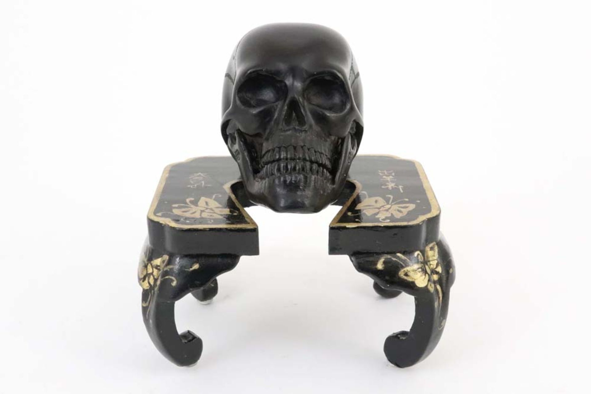antique Japanese Meiji period sculpture with a wooden skull on a lacquered table || Antieke