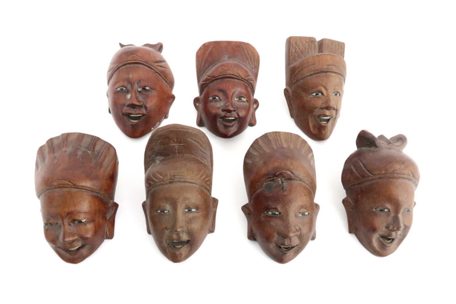 various items amongst which 7 small wooden masks || Zeven Japanse houten kopjes - hoogte : ca 6 cm