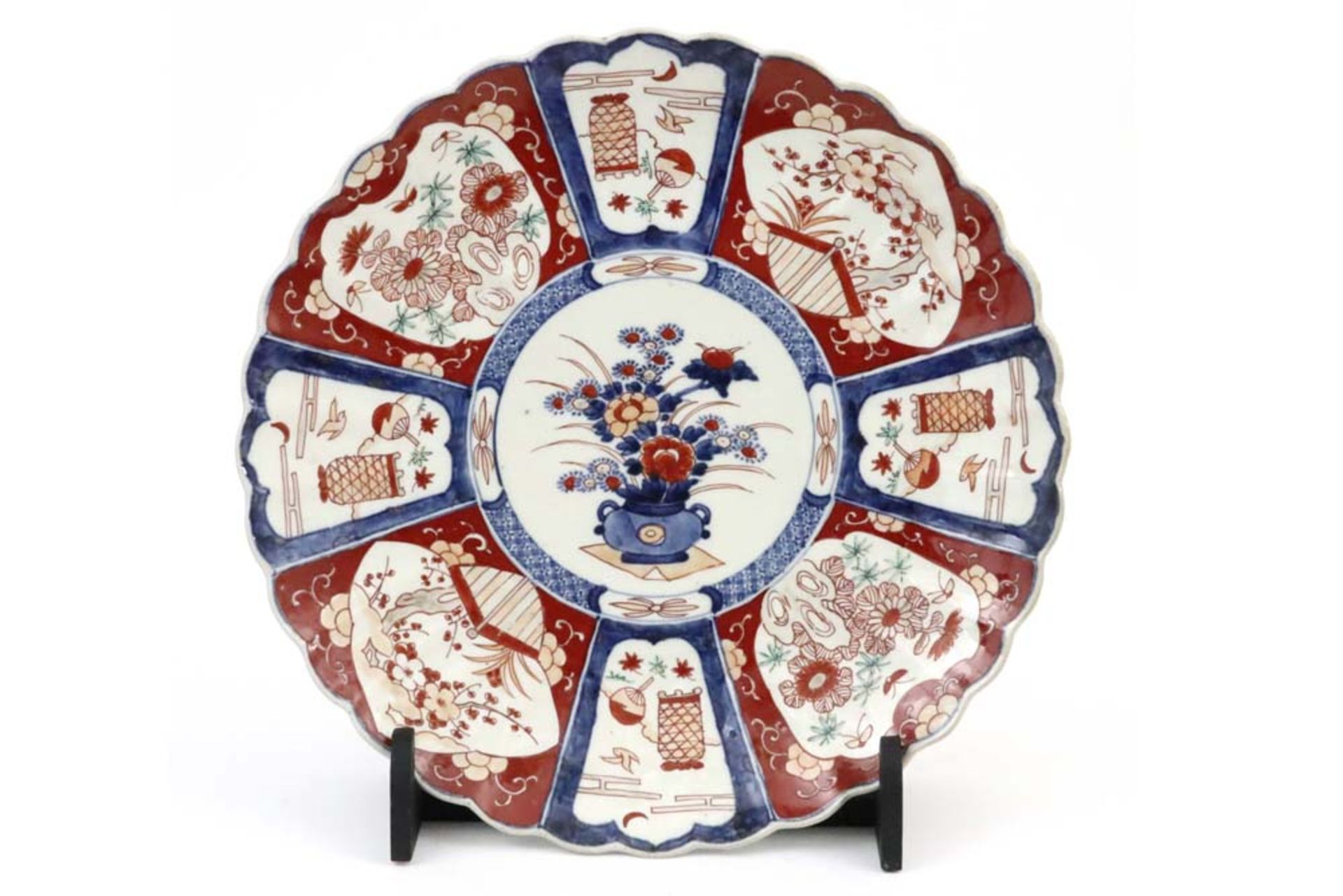 three quite big antique JApanese dishes in porcelain, two with Imari decor || Lot van drie vrij - Bild 3 aus 8