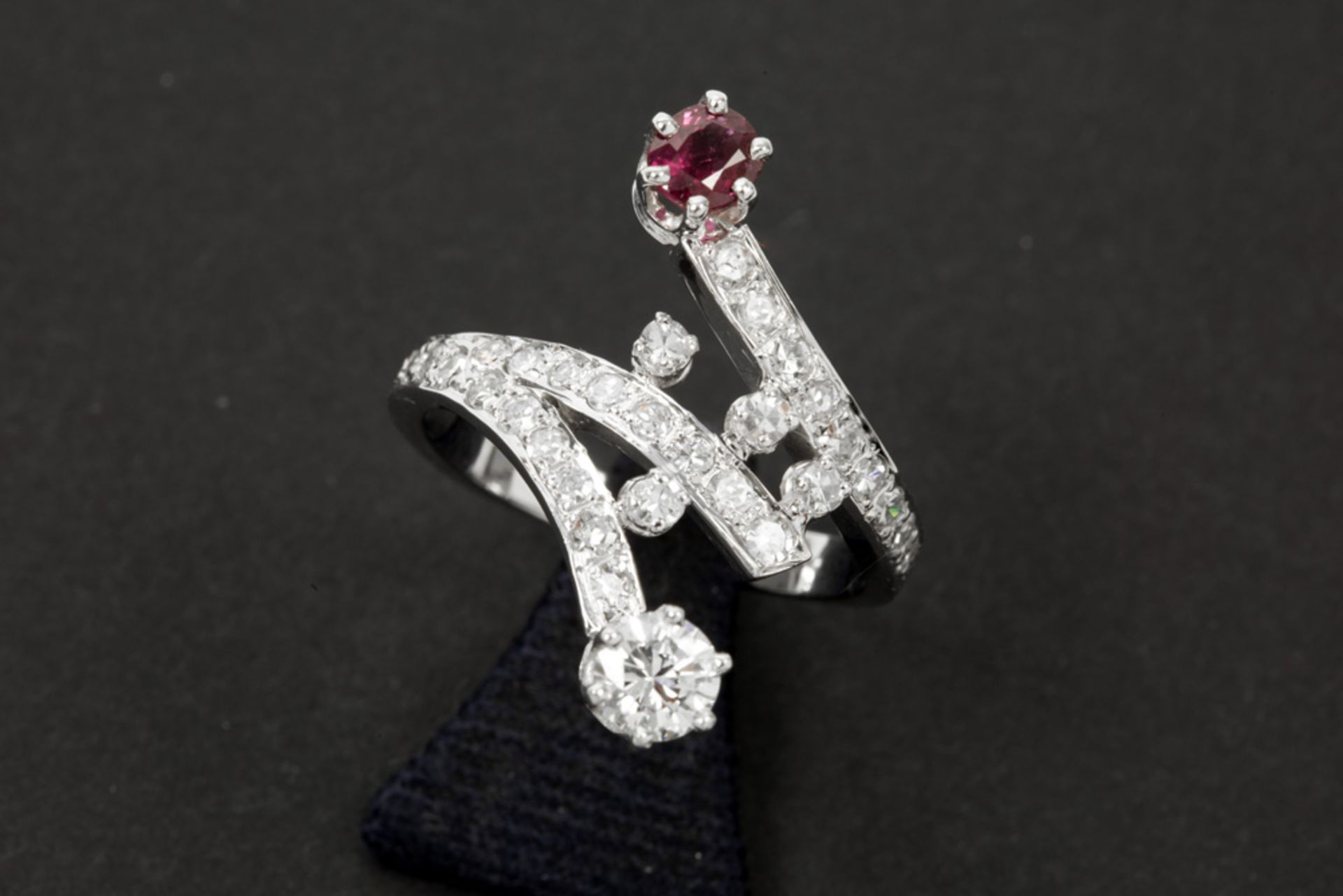 ring in white gold (18 carat) with a ca 0,45 carat ruby, a 0,45 carat high quality brilliant cut