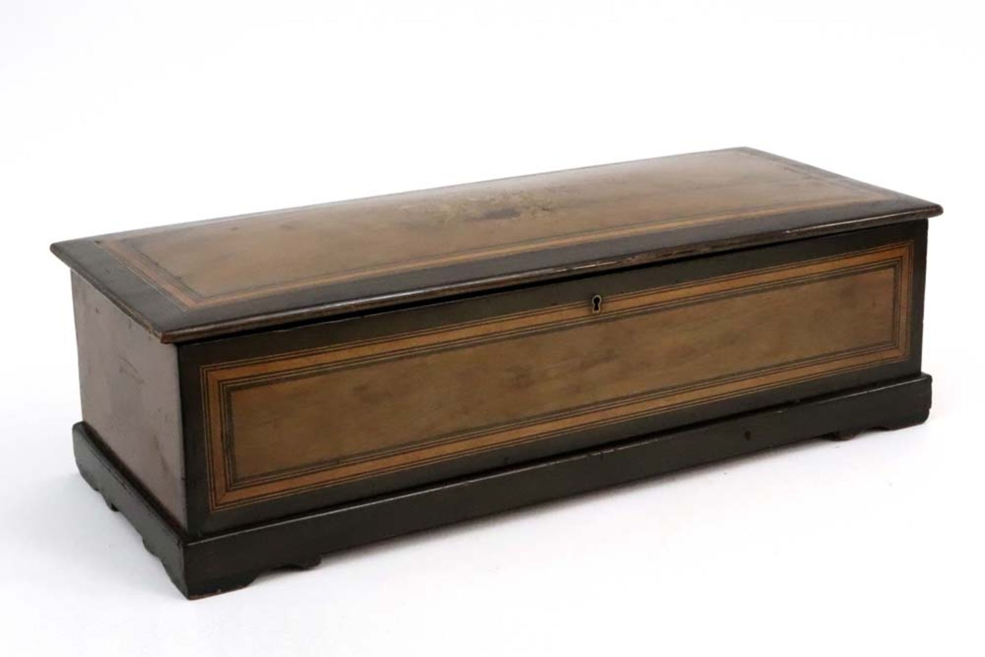 antique box in walnut with lid with marquetry decor || Antieke kist in notelaar met het deksel