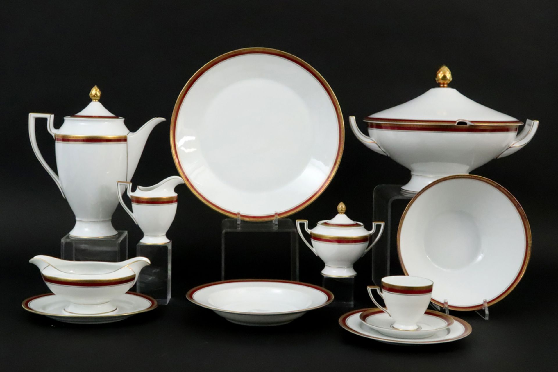 dinnerset (69 pcs) in marked porcelain || 69-delig servies in gemerkt Beiers porselein