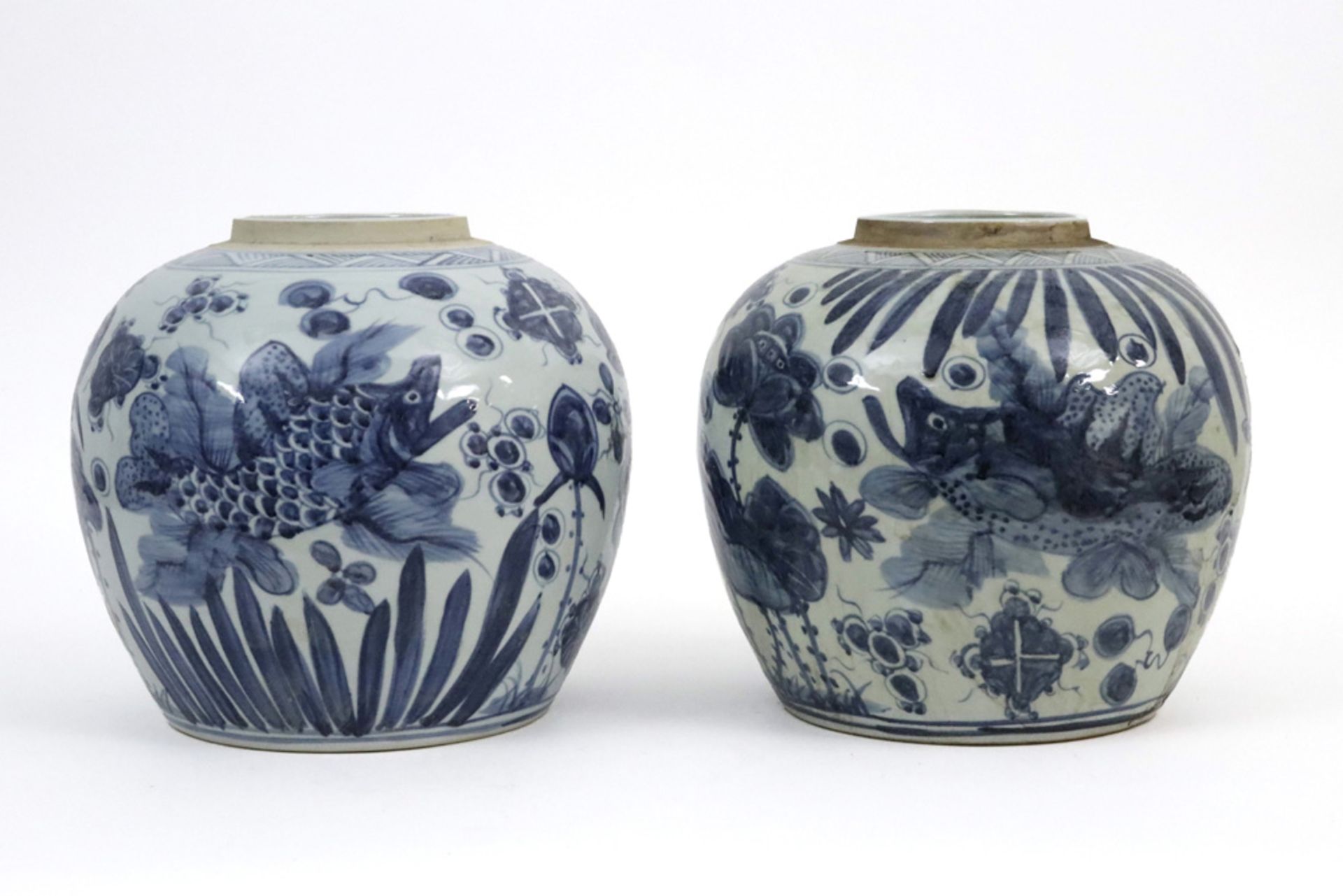 pair of Chinese ginger jars in porcelain with a blue-white decor || Paar Chinese gemberpotten in