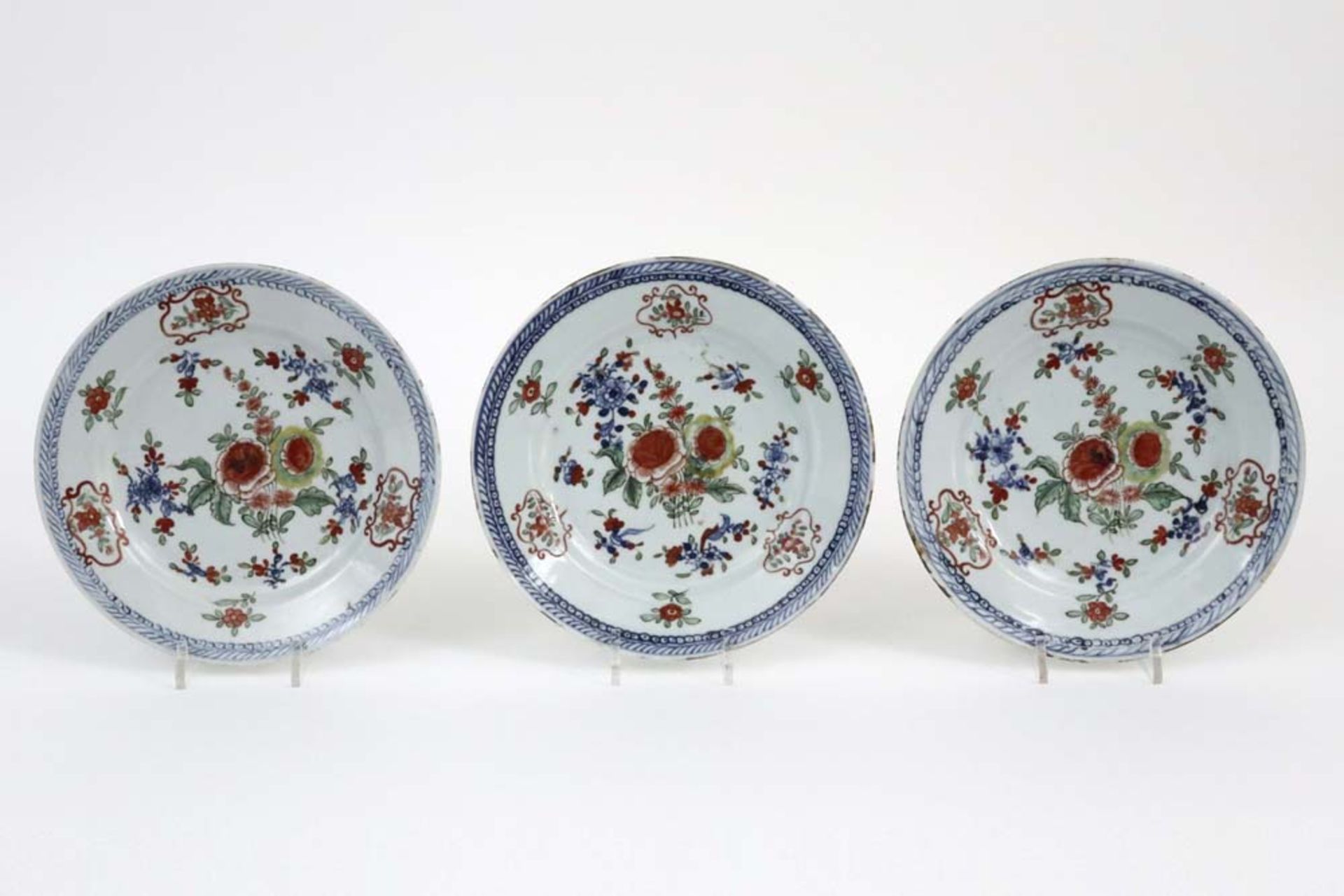 set of three 18th Cent. Chinese plates with a so-called "Amsterdam (bont) colors" decor || Set van