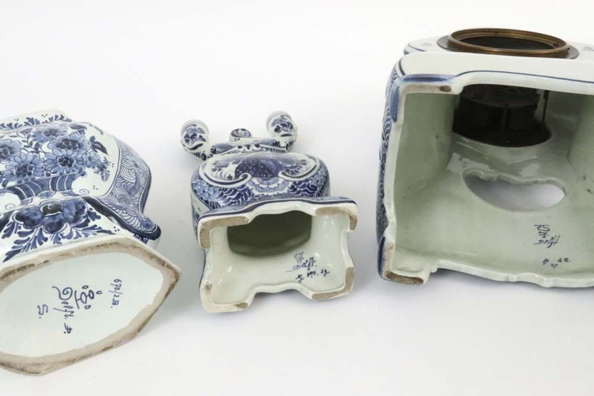 garniture and two lidded vases in marked ceramic from Delft || Lot met een driedelige - Bild 5 aus 8
