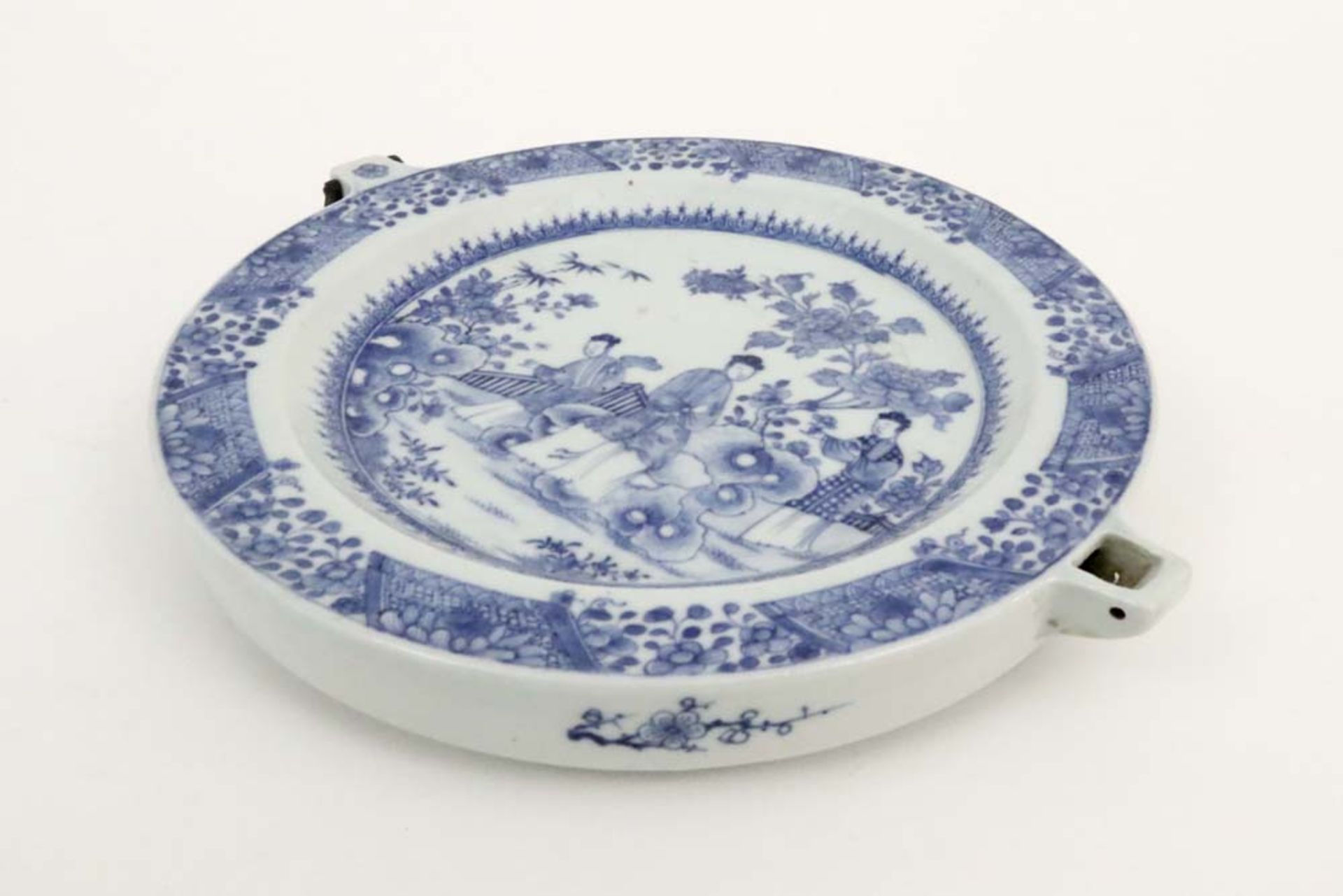 18th Cent. Chinese hot water dish in porcelain with a blue-white decor with figures in a garden || - Bild 3 aus 3