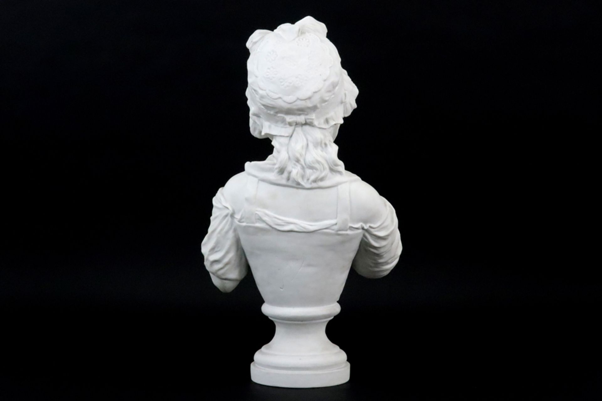 antique G. Levis signed neoclassical 'Girl's bust' sculpture in biscuit porcelain || LEVIS G. - Image 3 of 5
