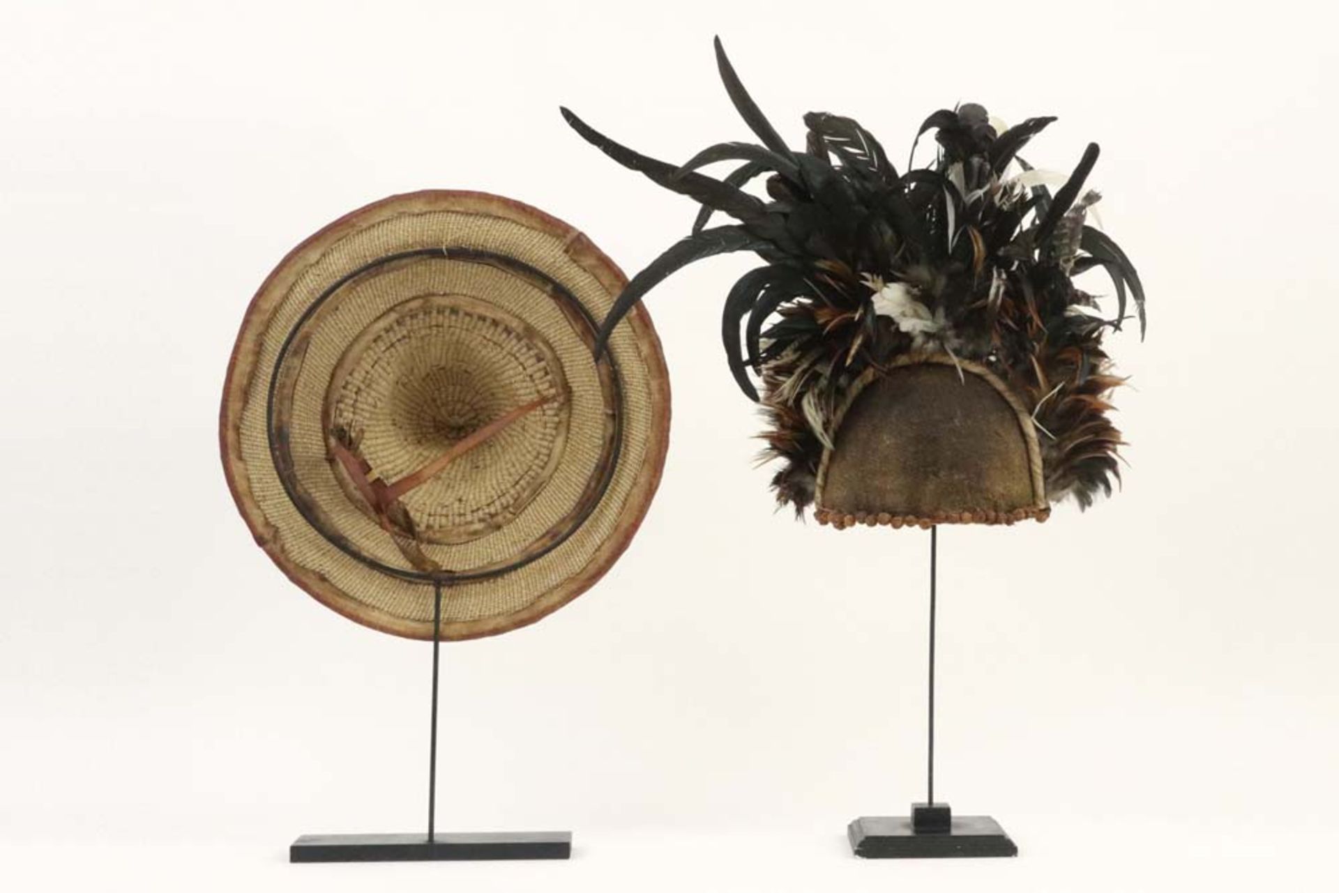 two tribal hats || Lot van twee tribale hoofddeksels : één in rotan en leder en één in - Bild 3 aus 4