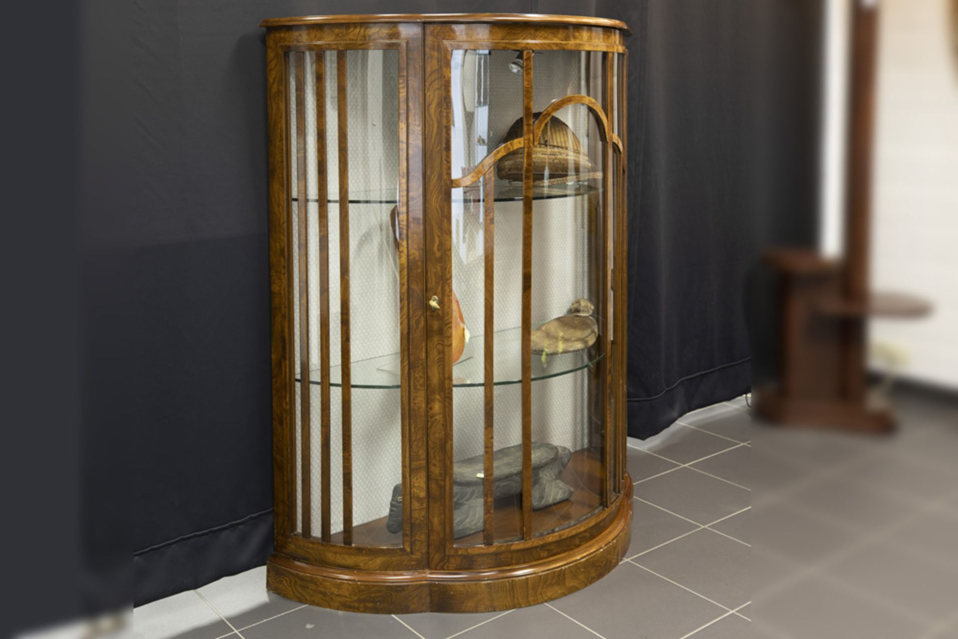 English Art Deco display cabinet with a demi-lune model in burr of walnut || Engelse Art Deco- - Image 2 of 2