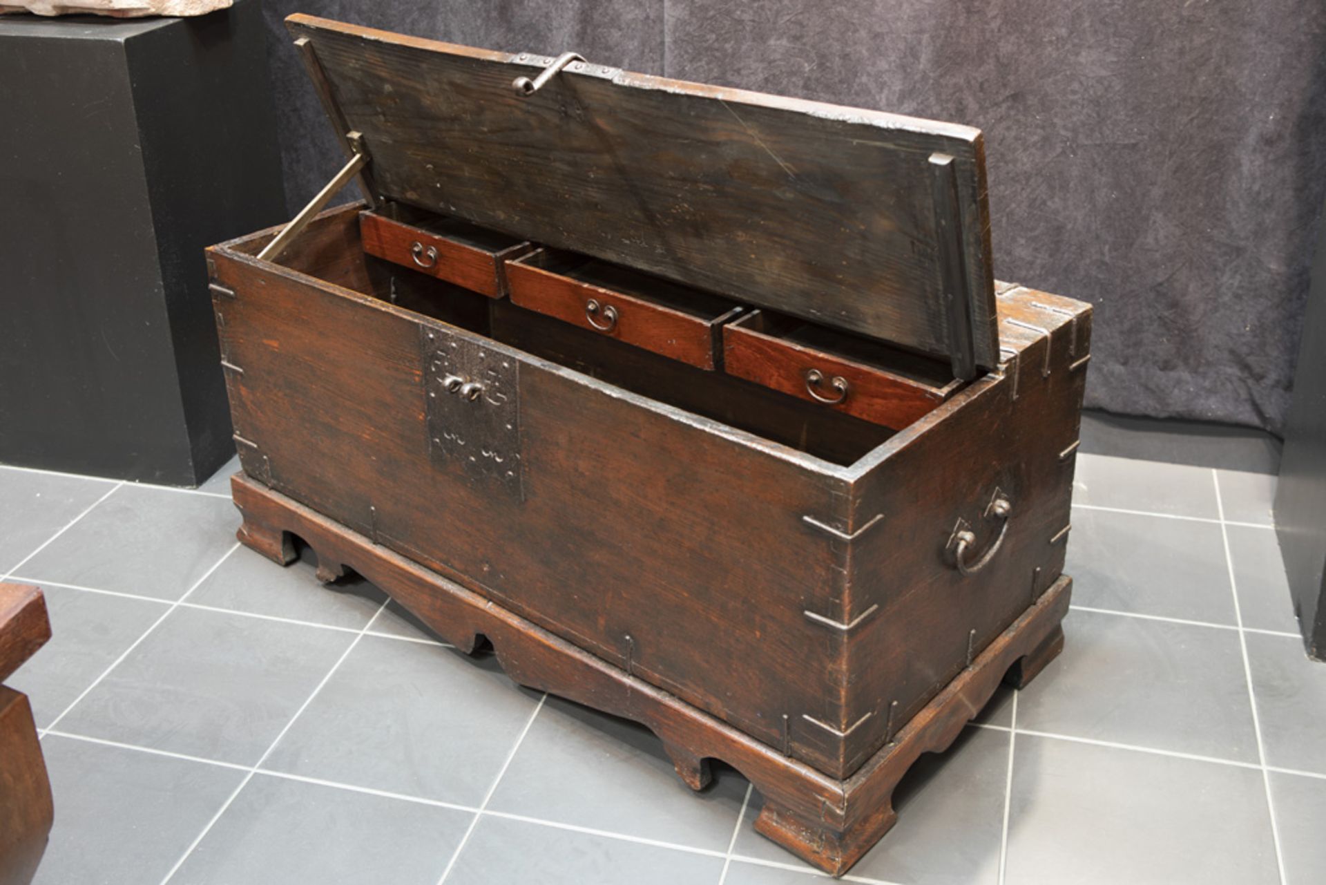 antique Japanese chest || Antiek Japans koffermeubel met typisch beslag - Image 2 of 3