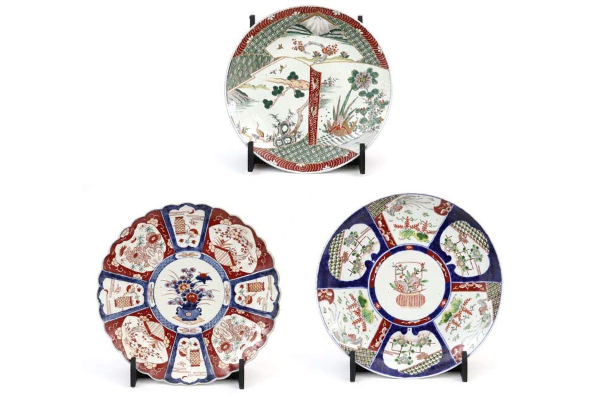 three quite big antique JApanese dishes in porcelain, two with Imari decor || Lot van drie vrij