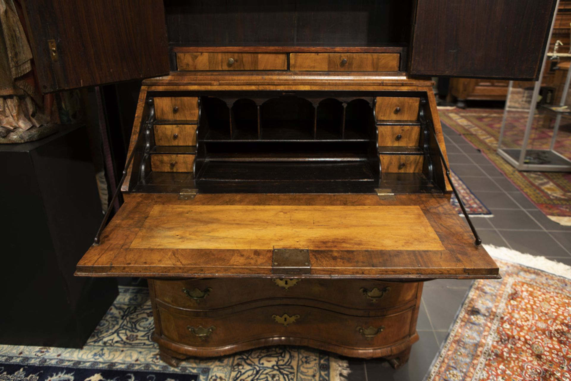 18th Cent. bureau-bookcase from the regio of the Meuse in burr of walnut || Achttiende eeuwse - Image 3 of 3