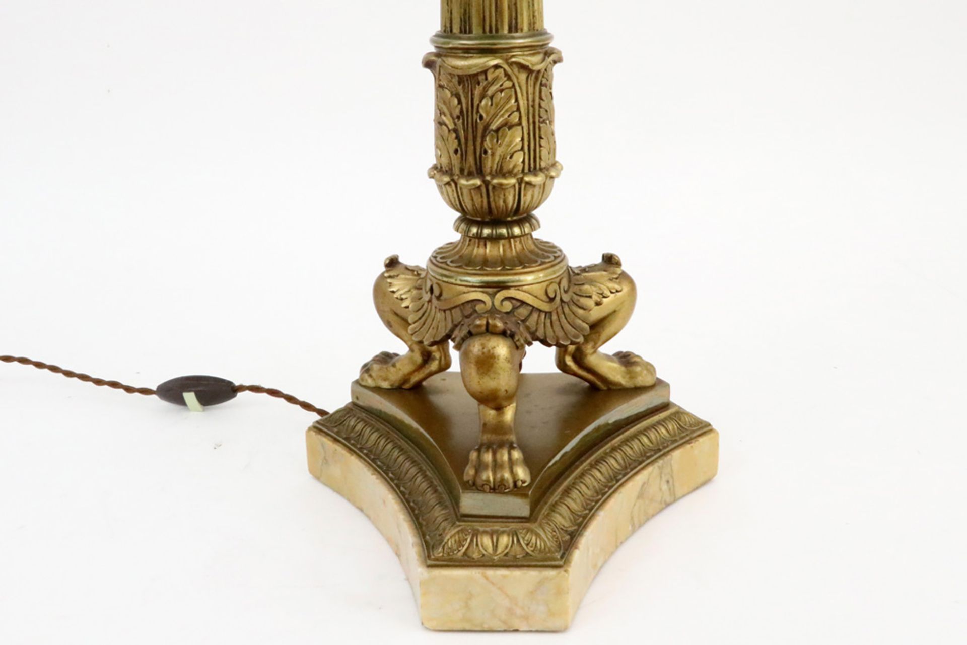 lamp with an 'antique' Empire style candelabra in gilded bronze on a marble base || Schemerlamp - Image 4 of 4
