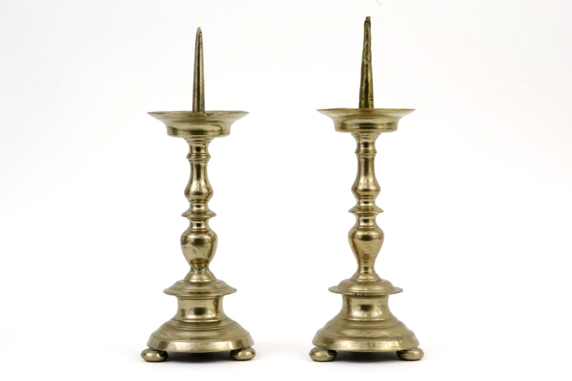 pair of 17th Cent. brass candlesticks || Paar zeventiende eeuwse zgn penkandelaars in koper met