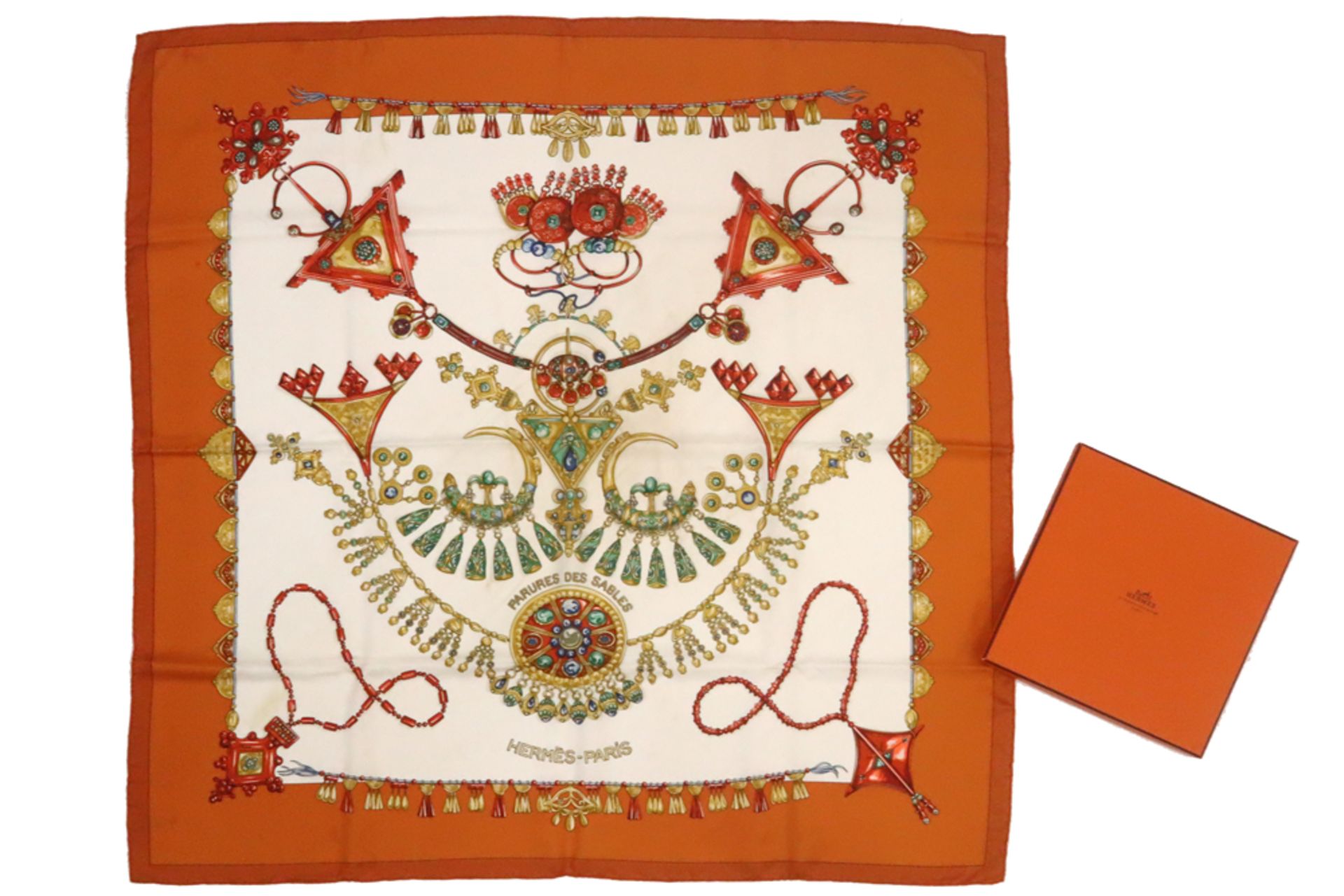 Hermès shawl with its box - marked || HERMÈS foulard in zijde (89 x 89) - met doos gemerkt - Image 2 of 3