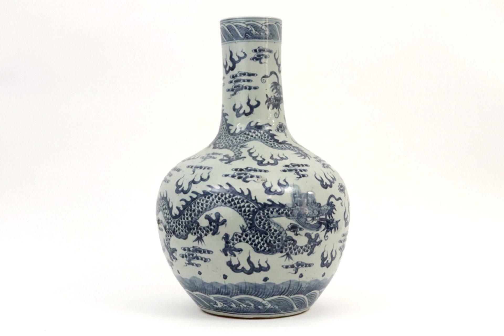 20th Cent. Chinese vase in porcelain with a blue-white dragons decor || 20ste eeuwse Chinese