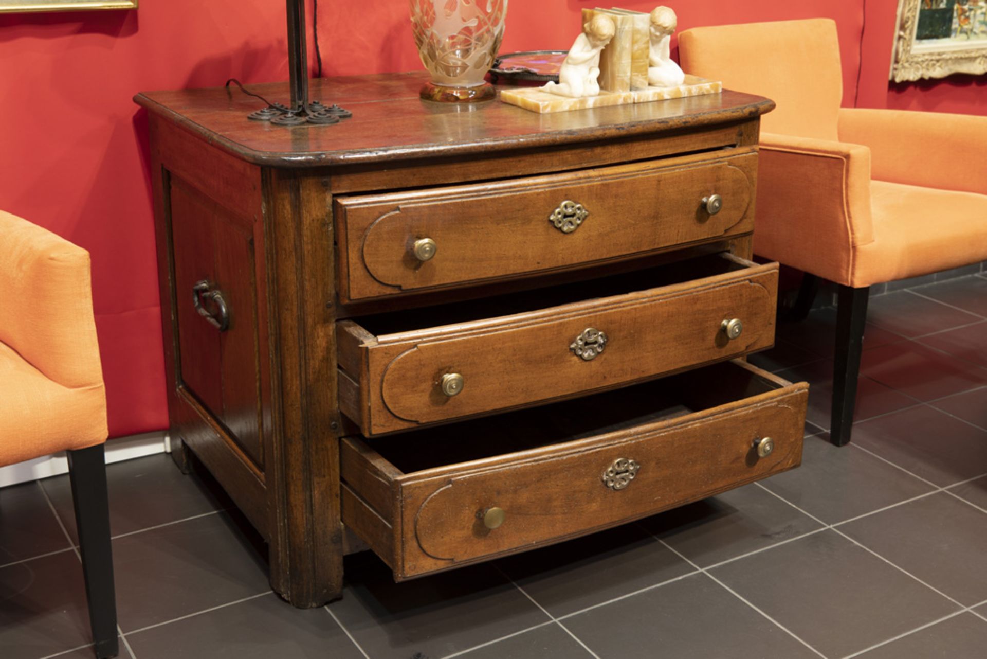 18th Cent. chest of drawers in oak || Achttiende eeuwse commode met gegalbeerd front in eik met drie - Bild 2 aus 2