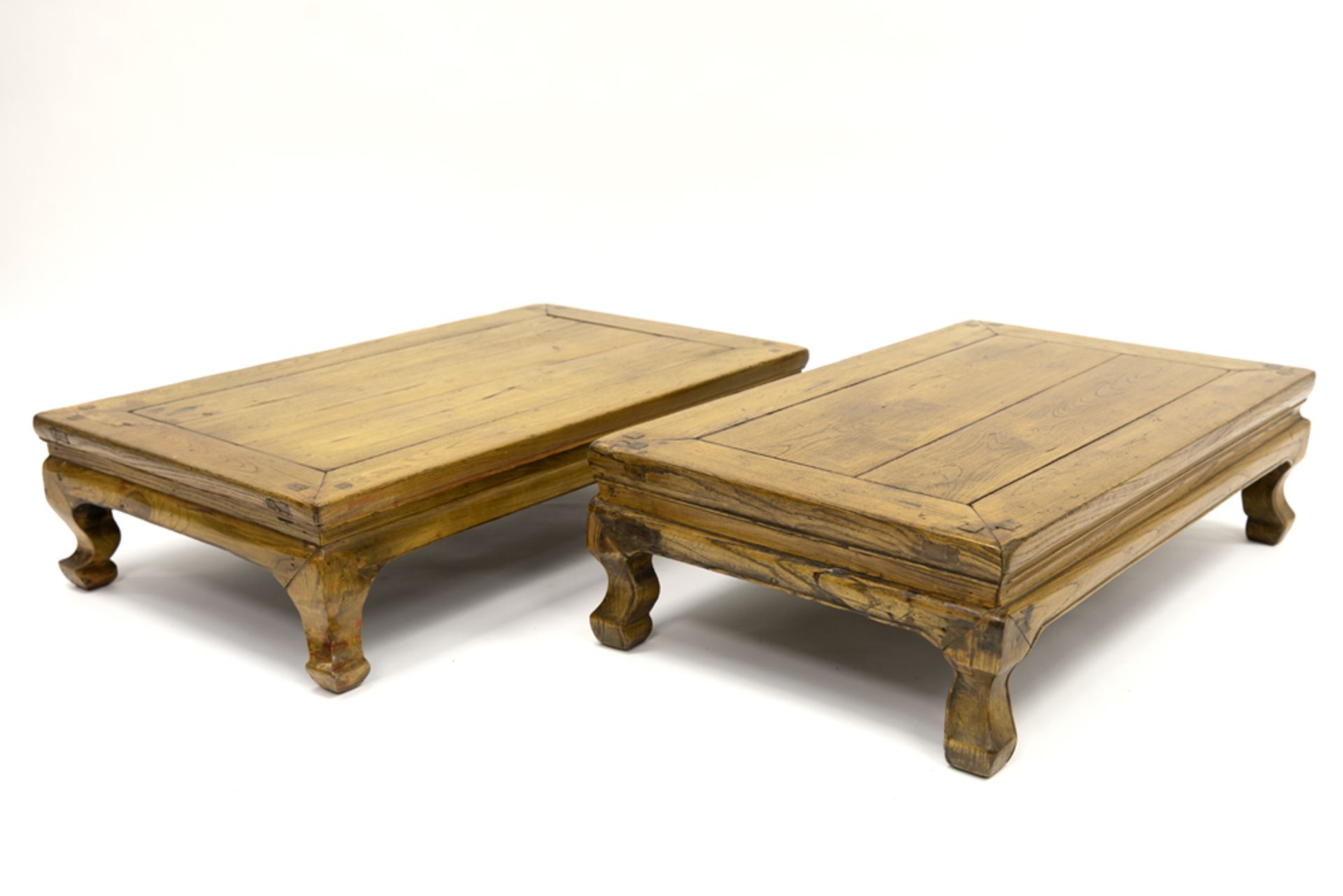 pair of antique Chinese occasional/tea tables in blond wood || Paar antieke Chinese bijzet/
