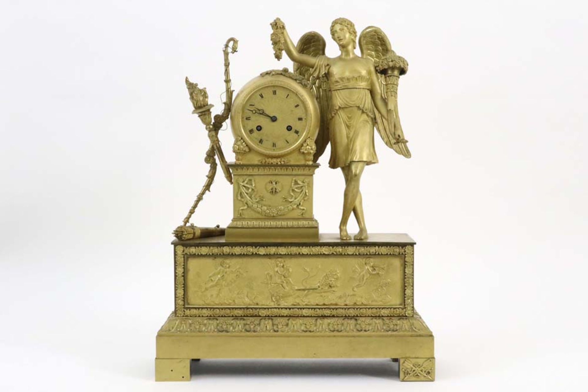 early 19th Cent. French Empire style clock in gilded bronze with a work with cord suspension ||