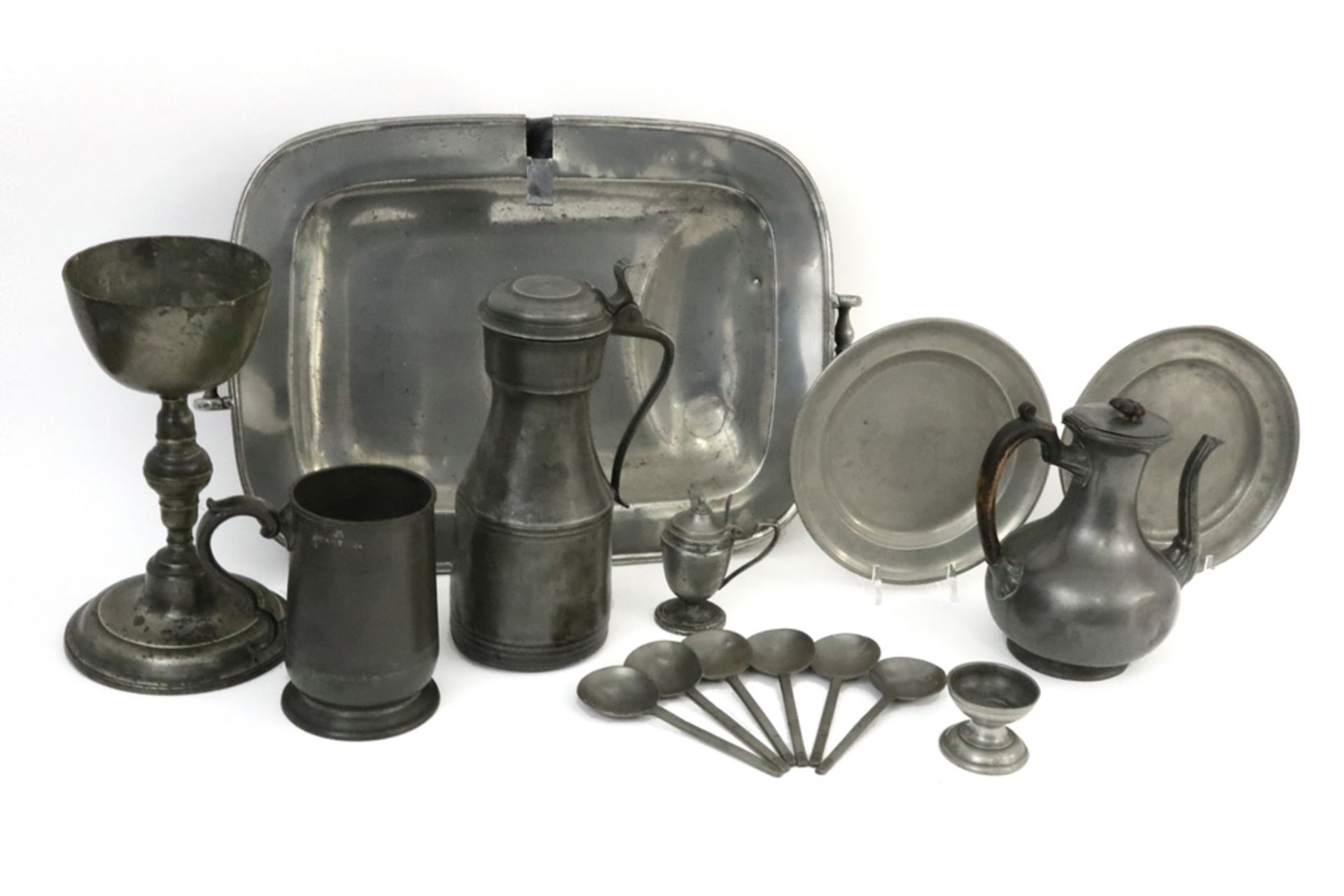 antique mugs and plates in pewter || Lot antieke tin met maatbekers en borden