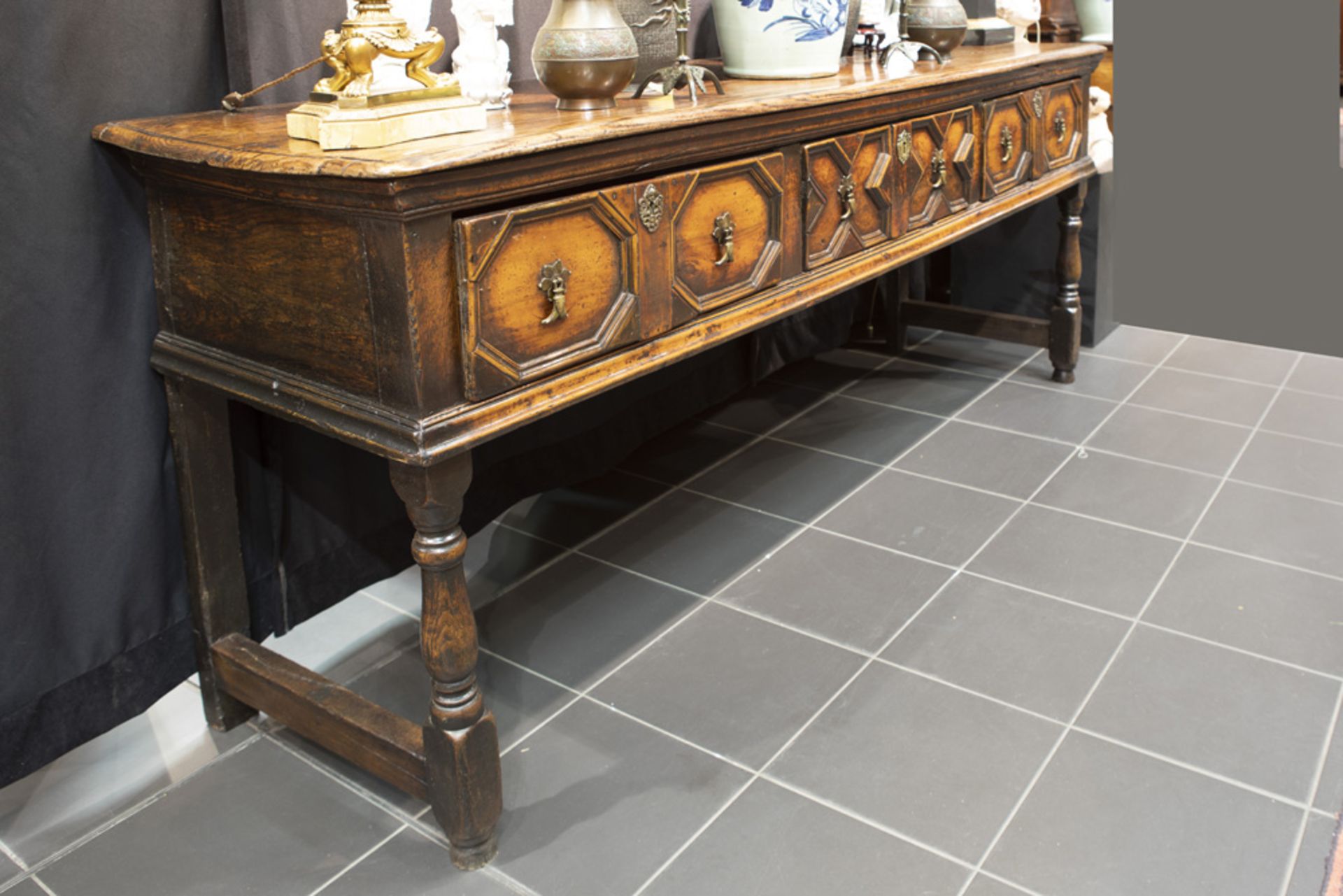 17th/18th Cent. English dresser in oak and elm with a beautiful patina || Zeventiende/achttiende - Bild 3 aus 3