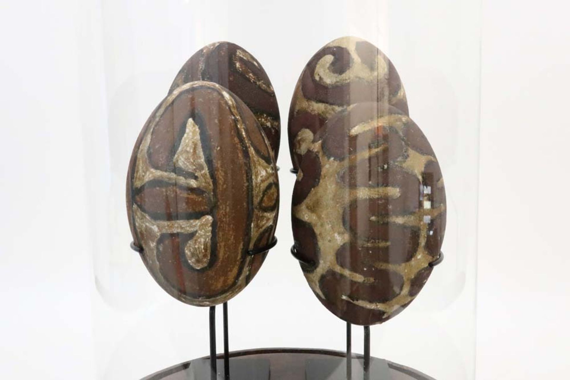 four eggs with Asmat (style) painted decor under one glass bell || Decoratieve taxidermie : vier - Bild 2 aus 3