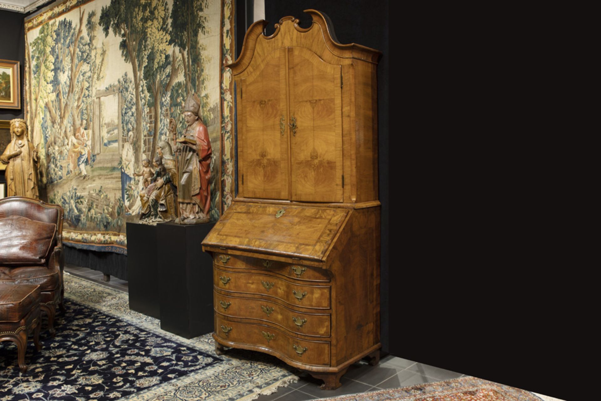 18th Cent. bureau-bookcase from the regio of the Meuse in burr of walnut || Achttiende eeuwse