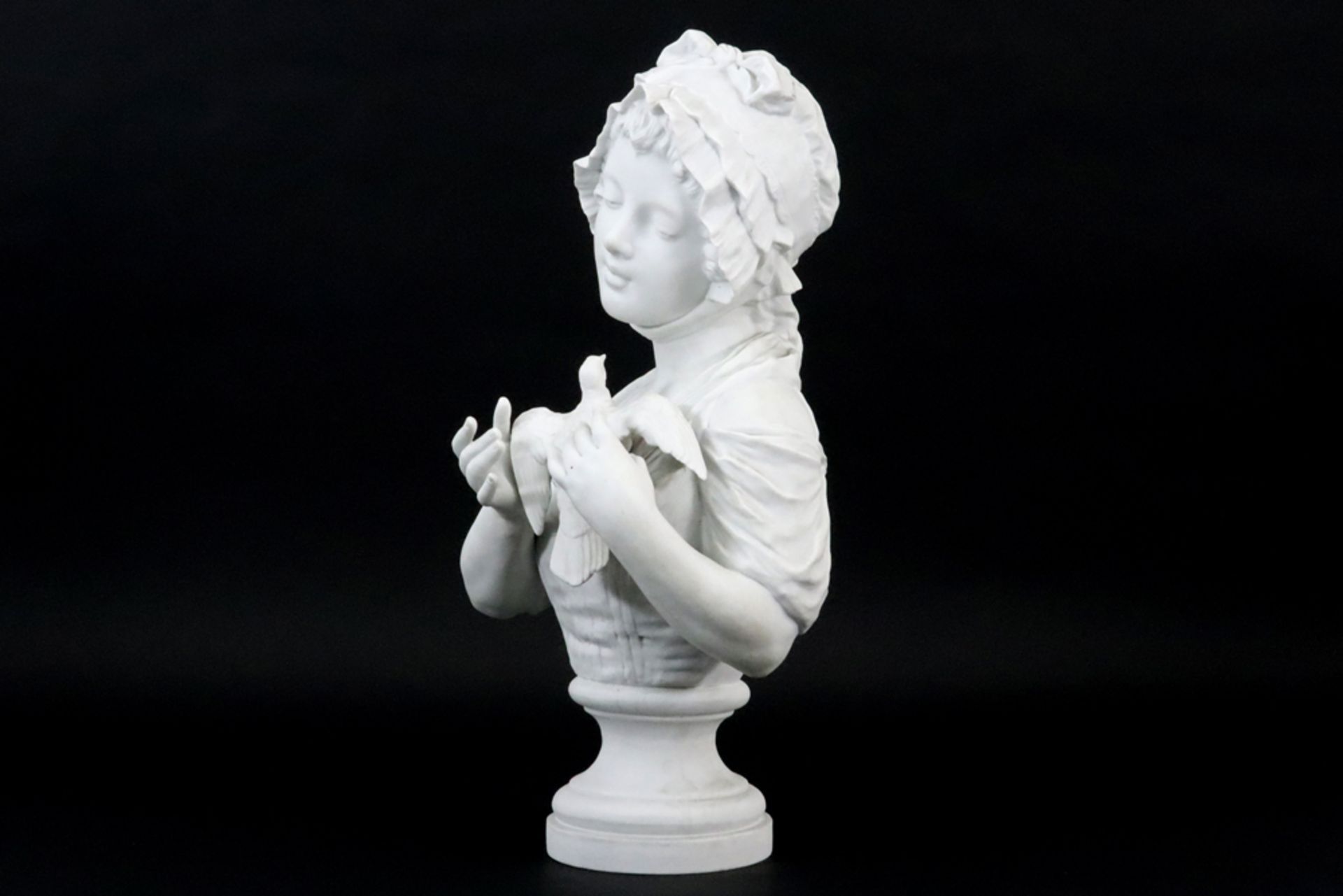 antique G. Levis signed neoclassical 'Girl's bust' sculpture in biscuit porcelain || LEVIS G. - Image 4 of 5