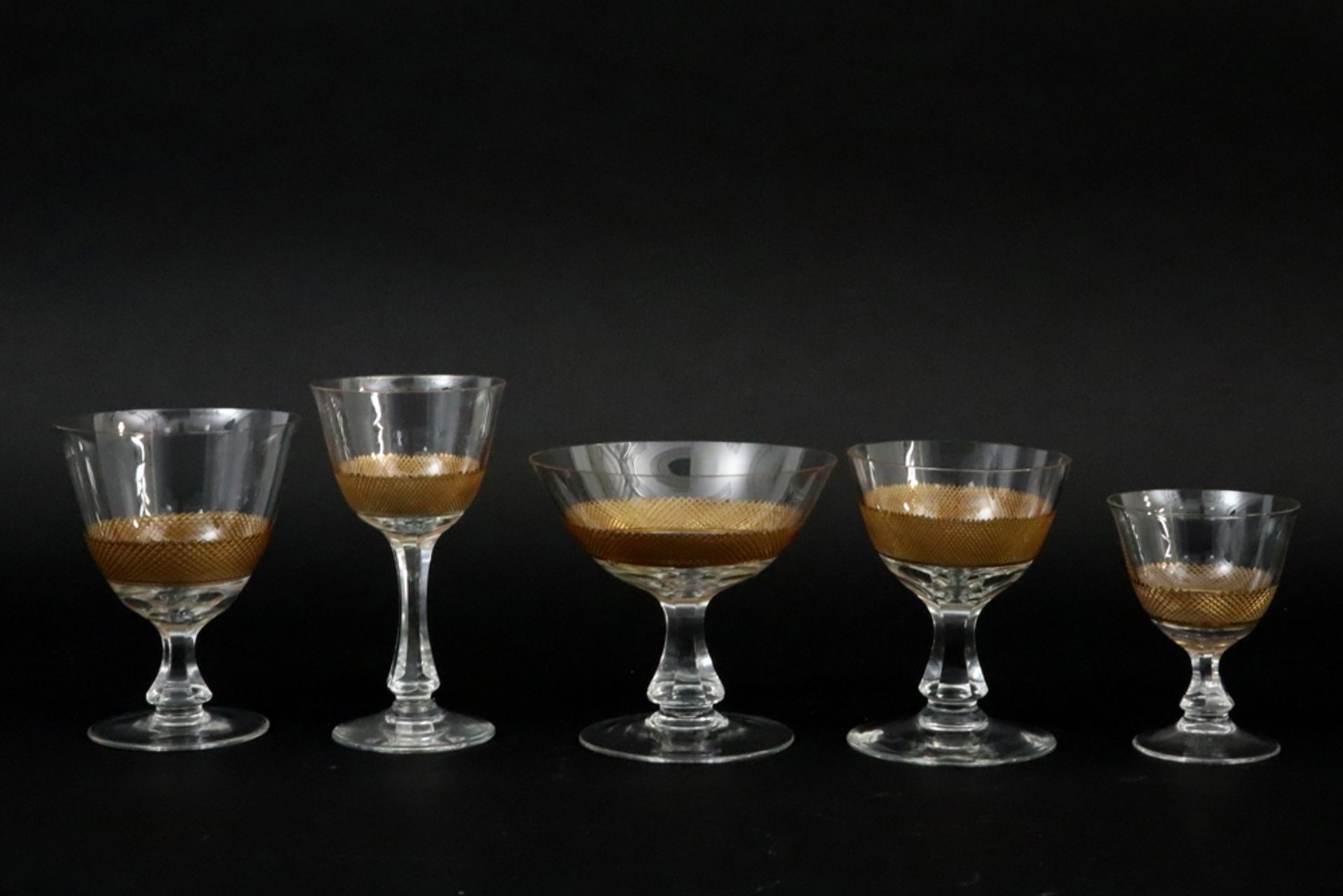 set (155 pieces) of glasses and fingerbowls in crystal with a gilded band || Uitgebreid
