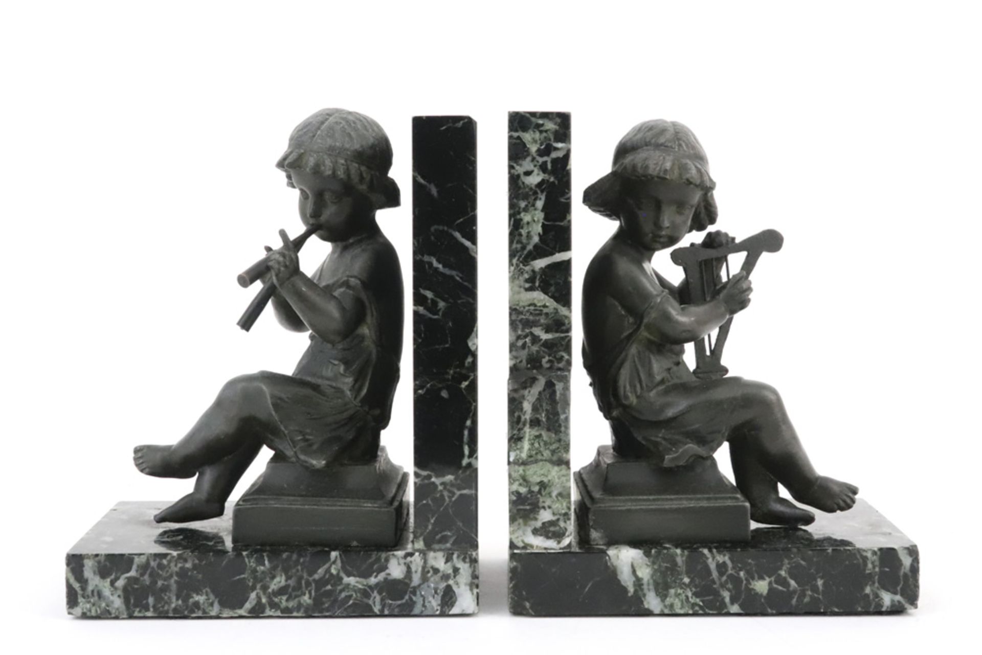 pair of French Art Deco book-ends in green marble, each with a sculpture with foundry mark || Paar